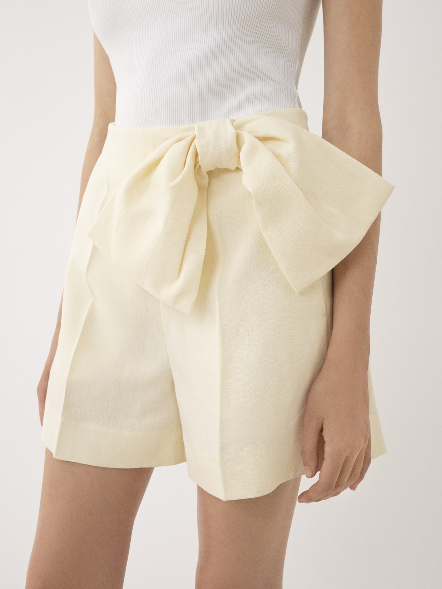 Chloé Bow Detail Linen Shorts Coconut Milk In White