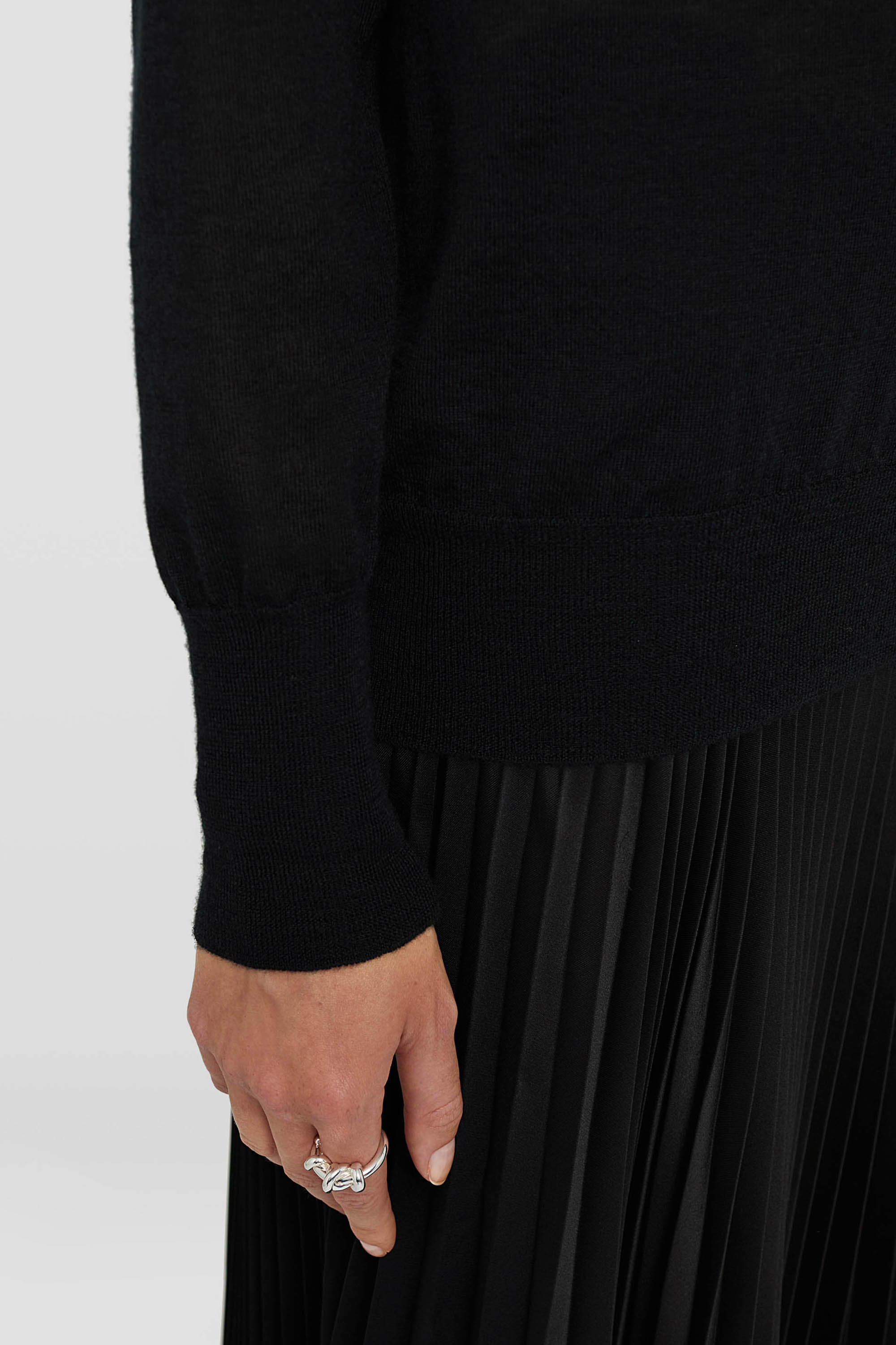 JIL SANDER JIL SANDER LONG SLEEVED V-NECK KNITTED TOP