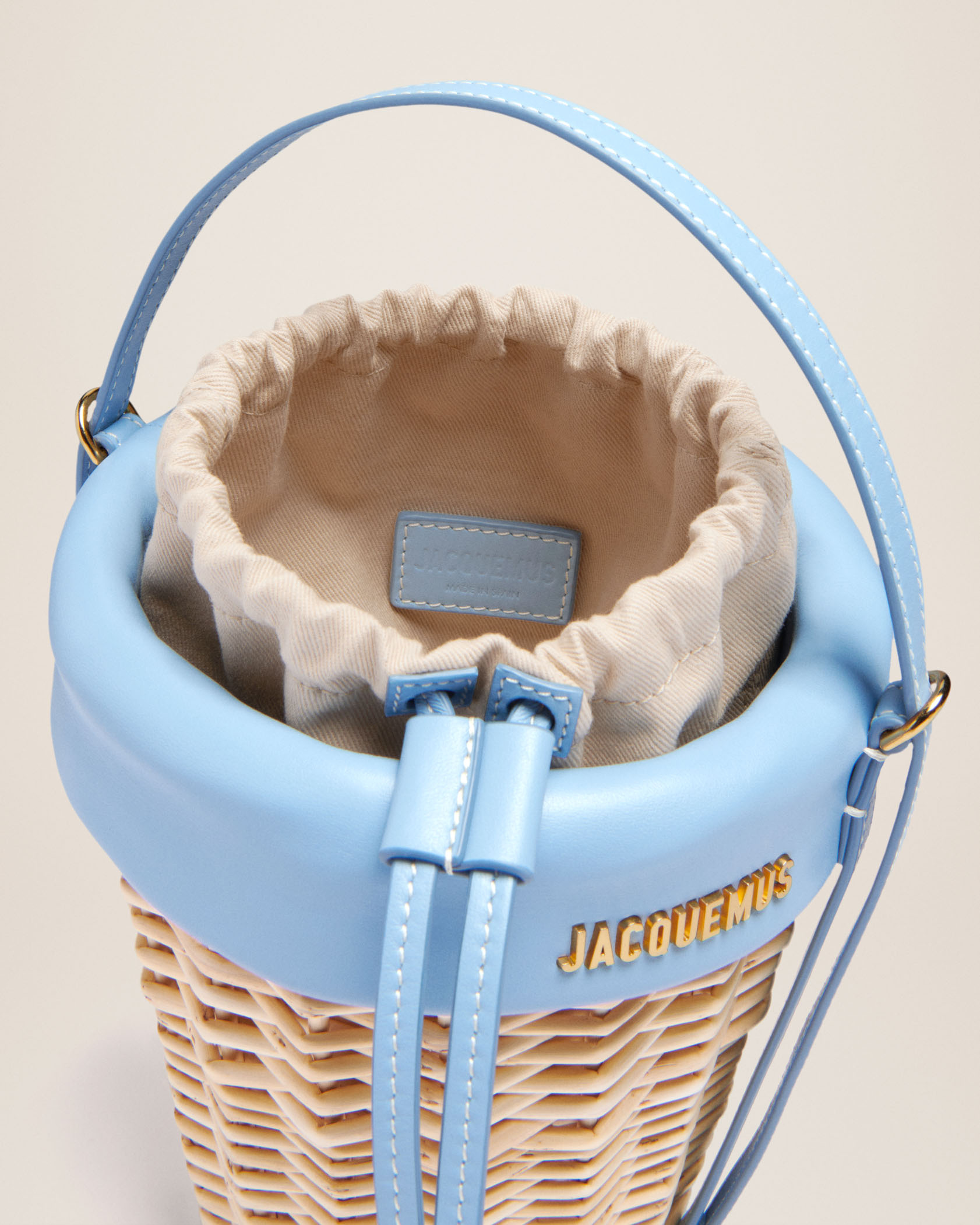 Jacquemus Logo-plaque Bucket Bag In Nude