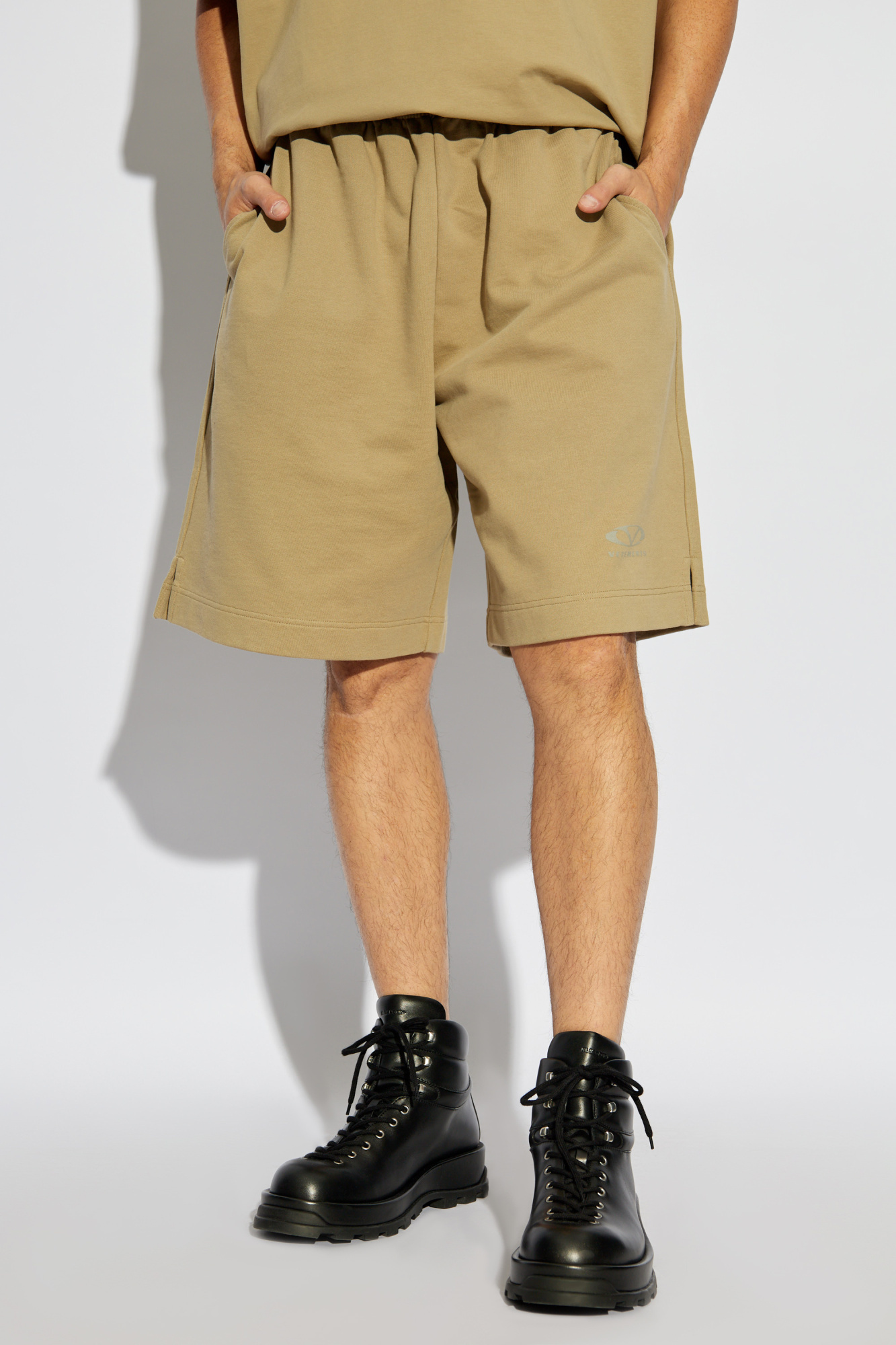 Shop Vetements Logo-print Shorts In Nude