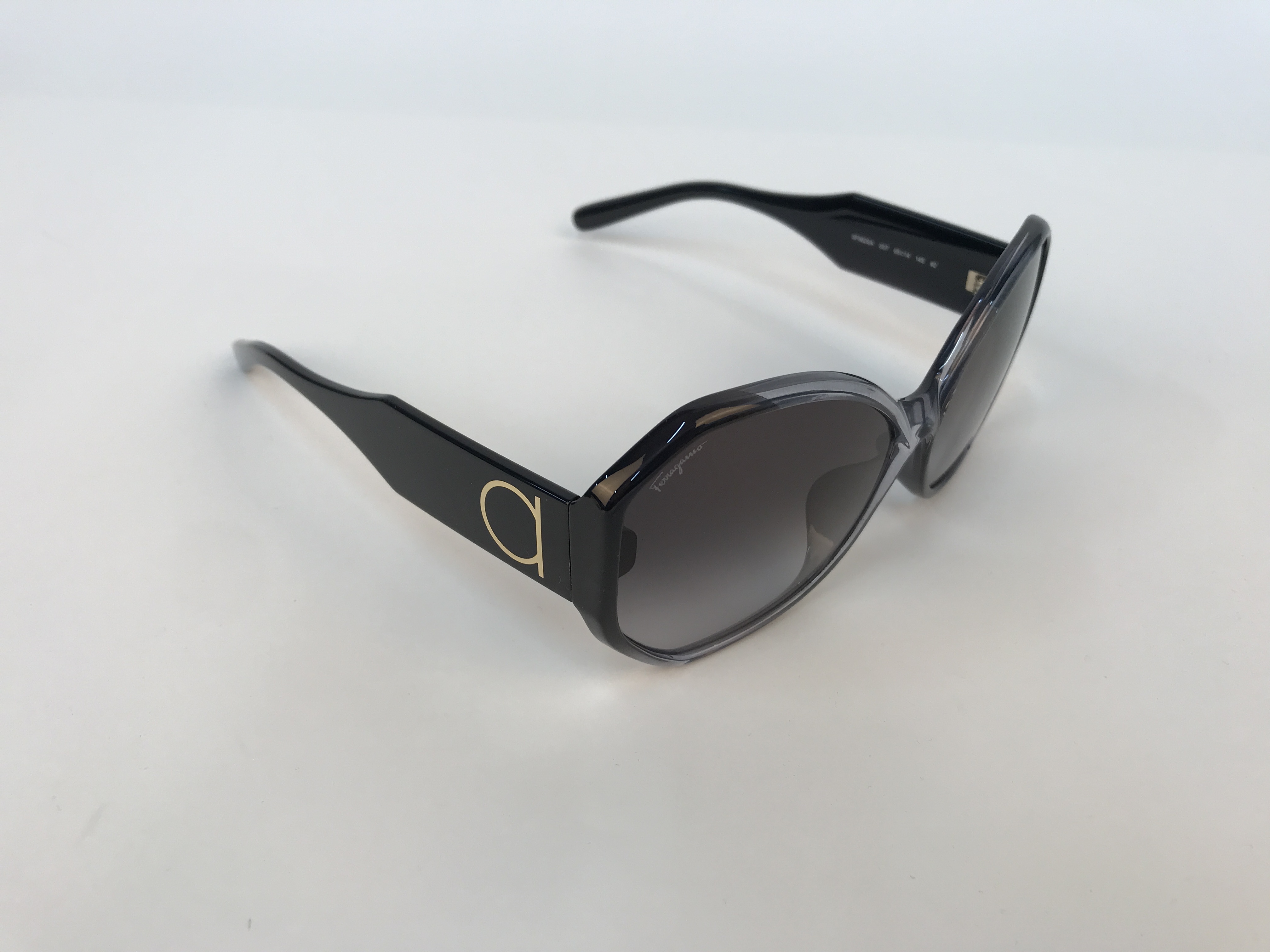 Ferragamo Logo Details Sunglasses In Black