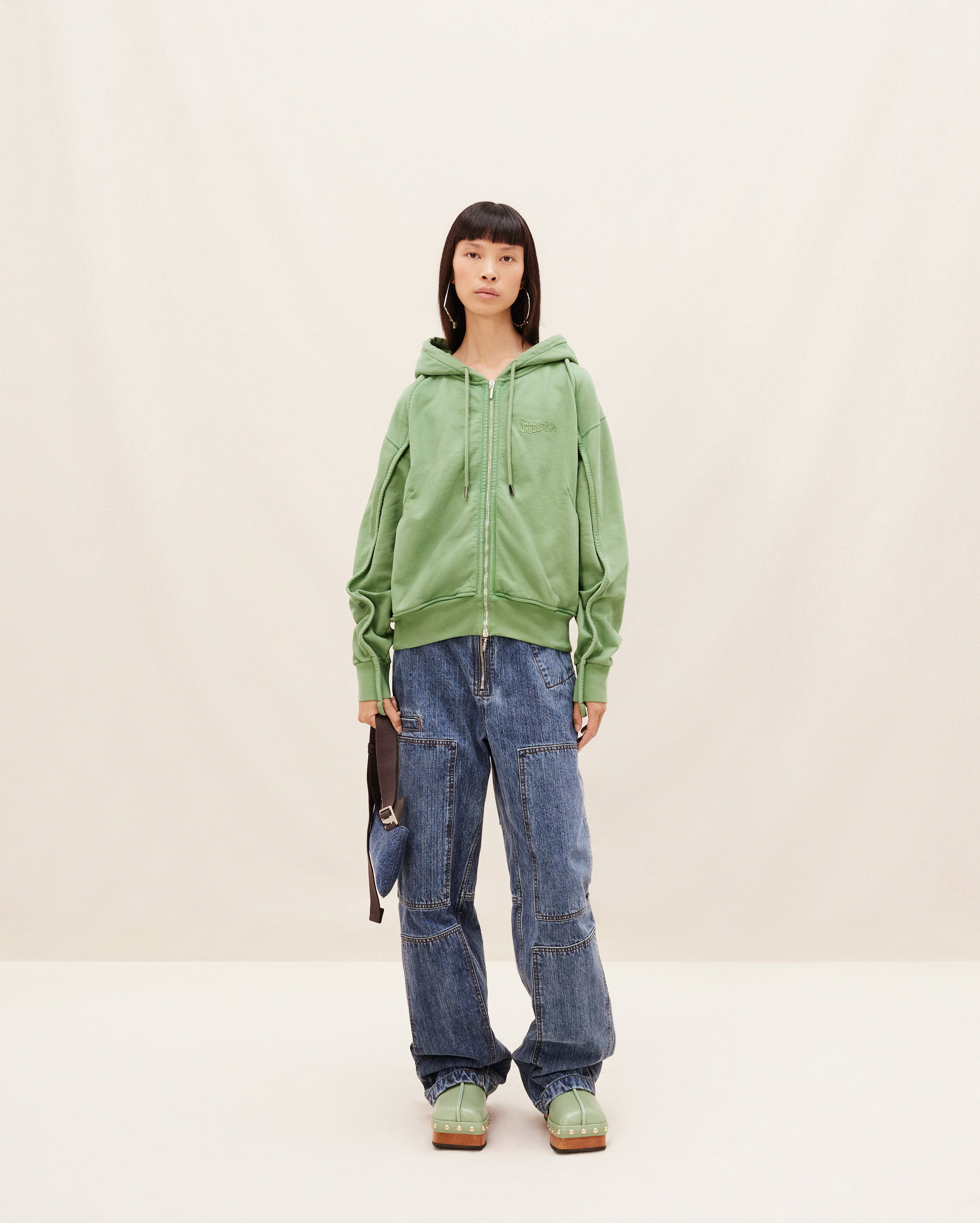 Jacquemus Zipped Clay Logo Sweatshirt In Green