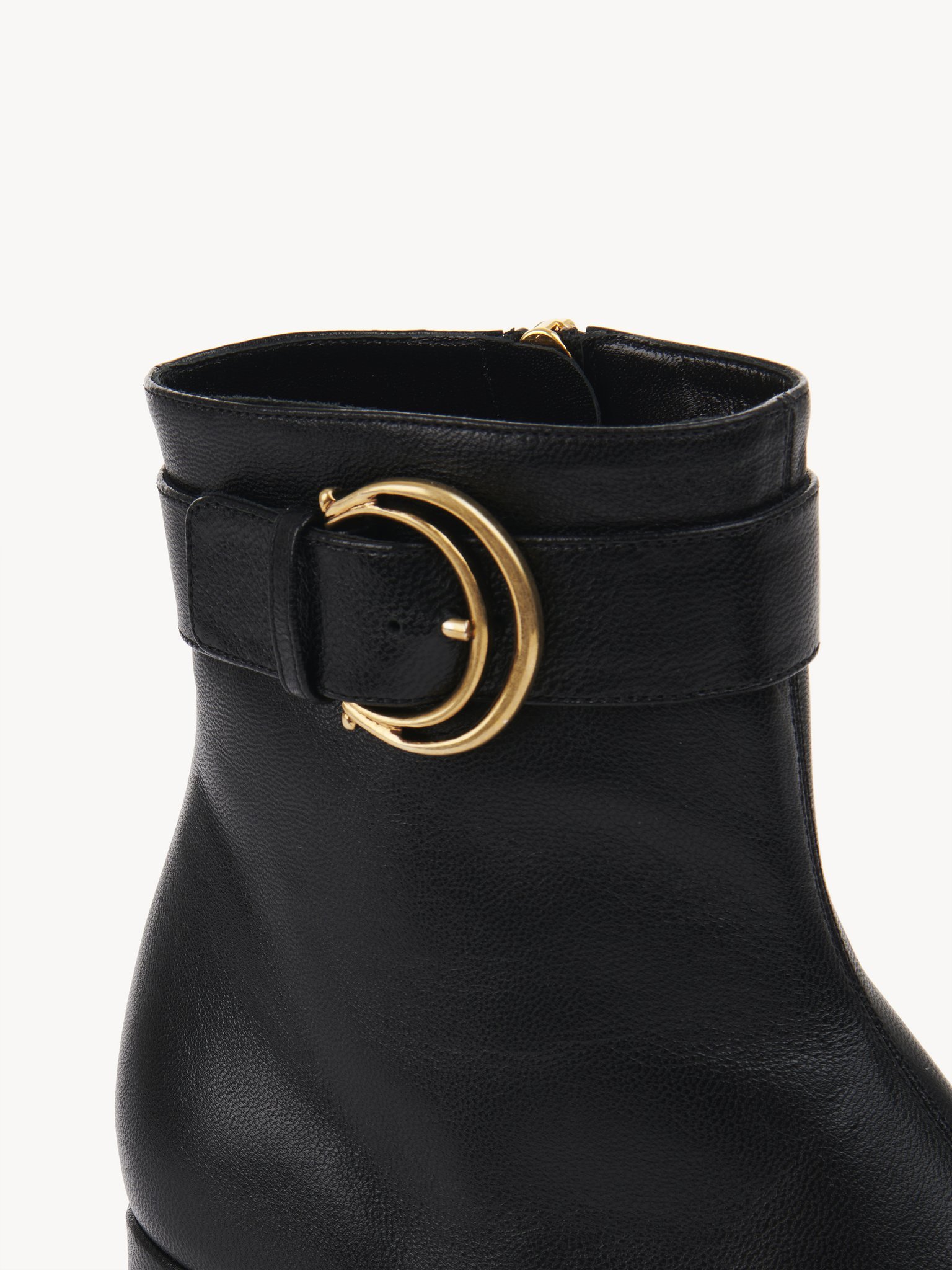 Chloé 'alize' Black Ankle Boots With C Buckle In Black