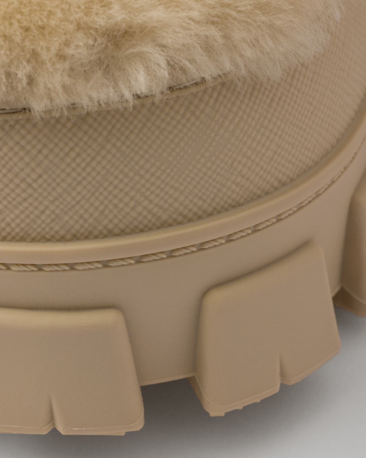 Prada Après-ski-stiefeletten Aus Lammfell In True Color