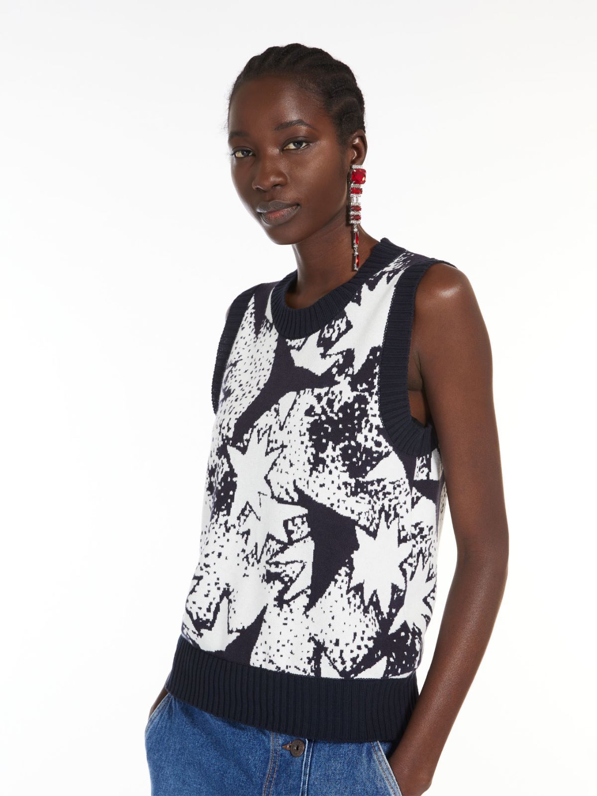 Weekend Max Mara Sleeveless Round Neck Top In Black