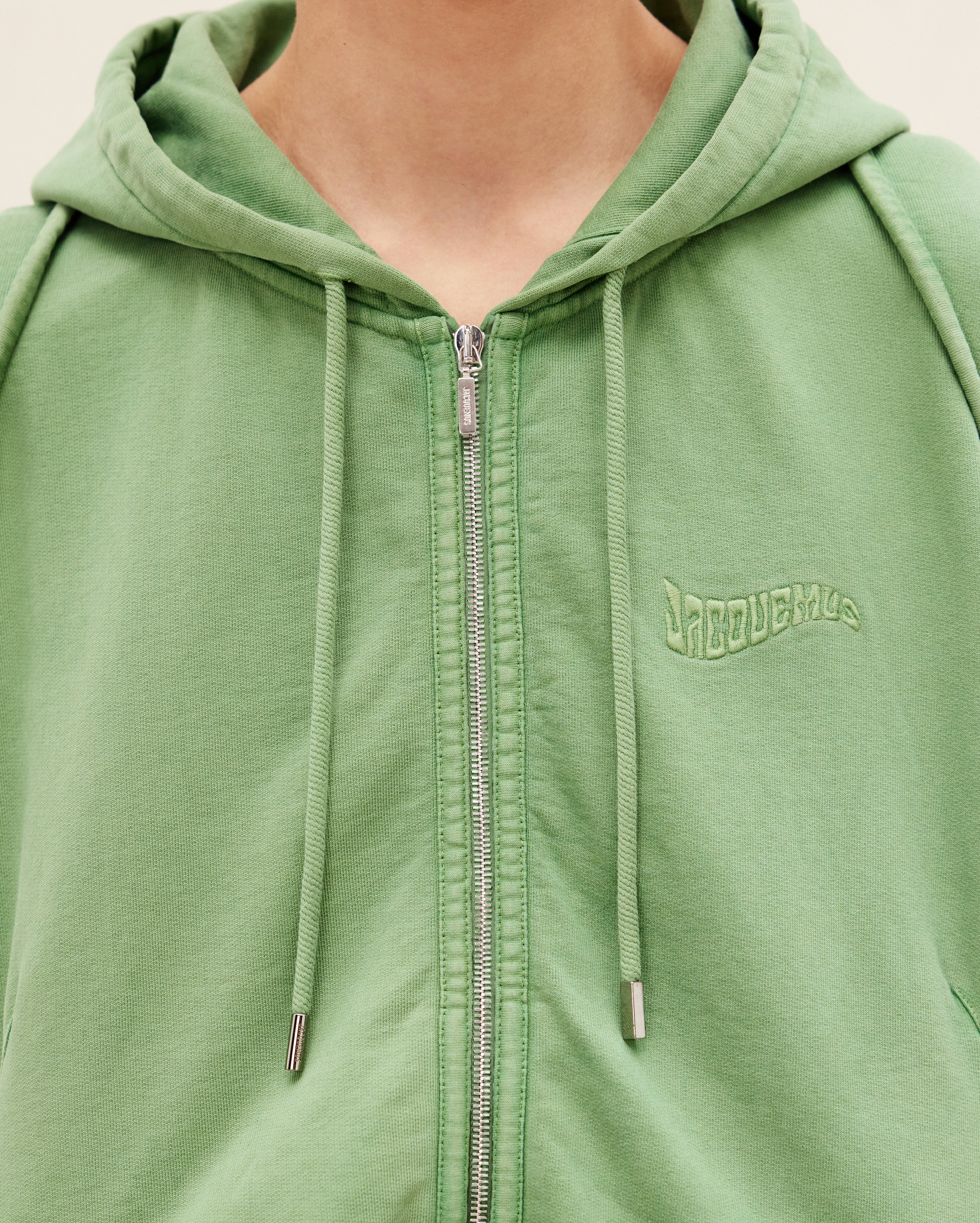 Jacquemus Zipped Clay Logo Sweatshirt In Green