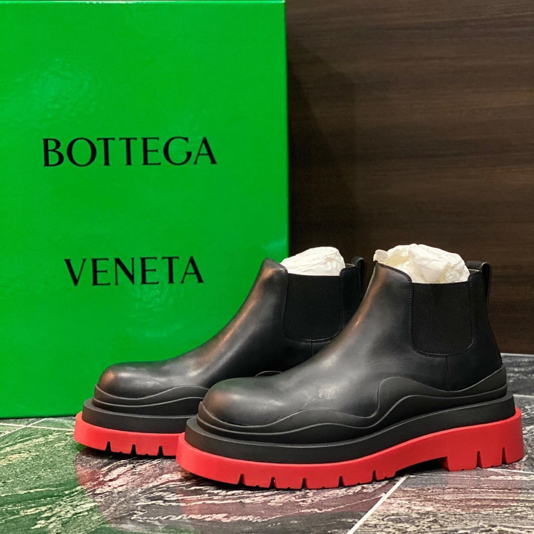 Bottega Veneta Tire Chelsea Boots In Black