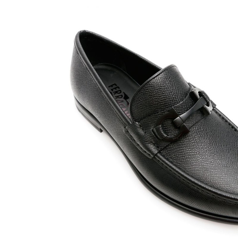 Ferragamo Gancini-buckle Loafer In Black