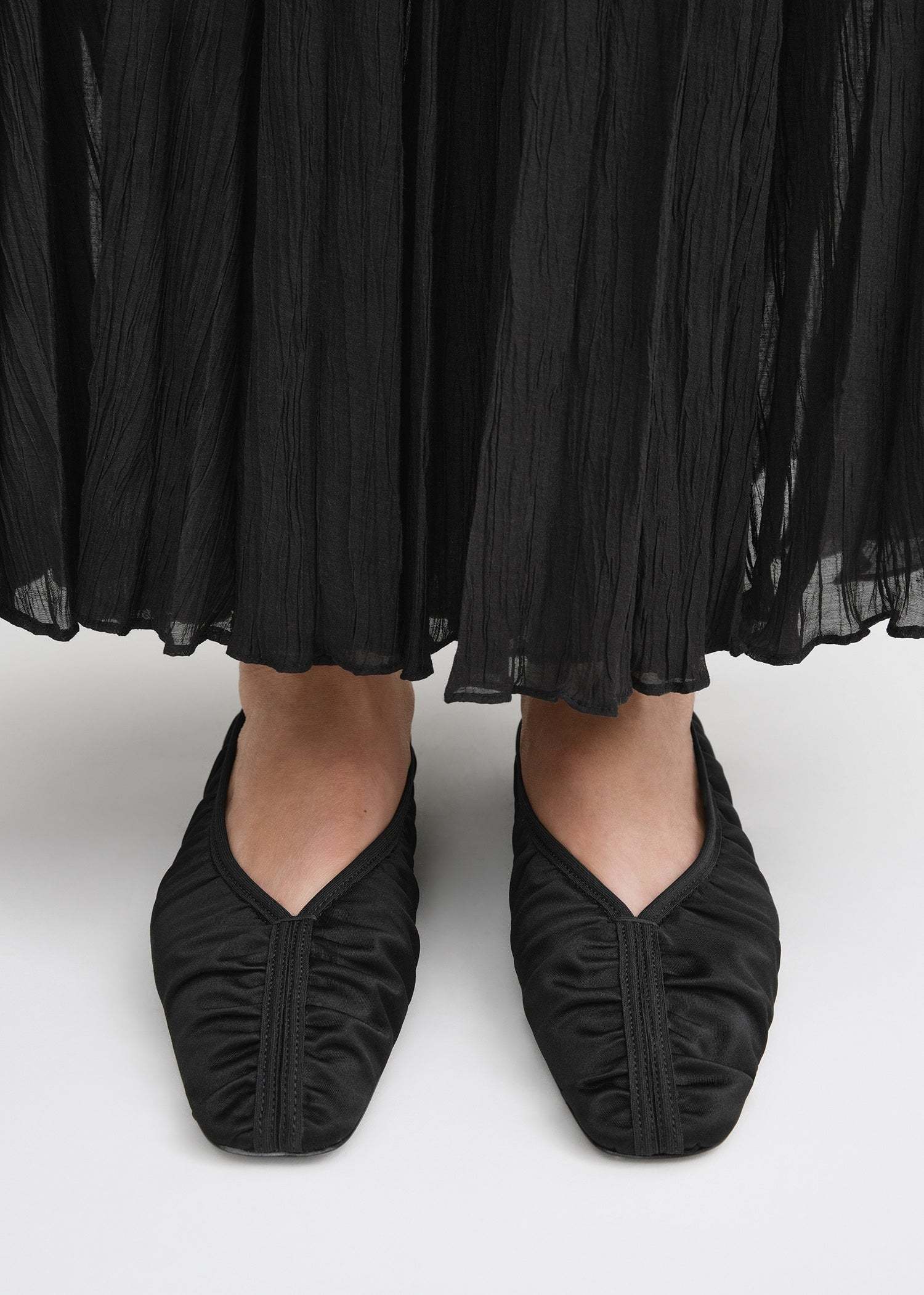 Totême Womens Black The Gathered Square-toe Satin Flats In Black