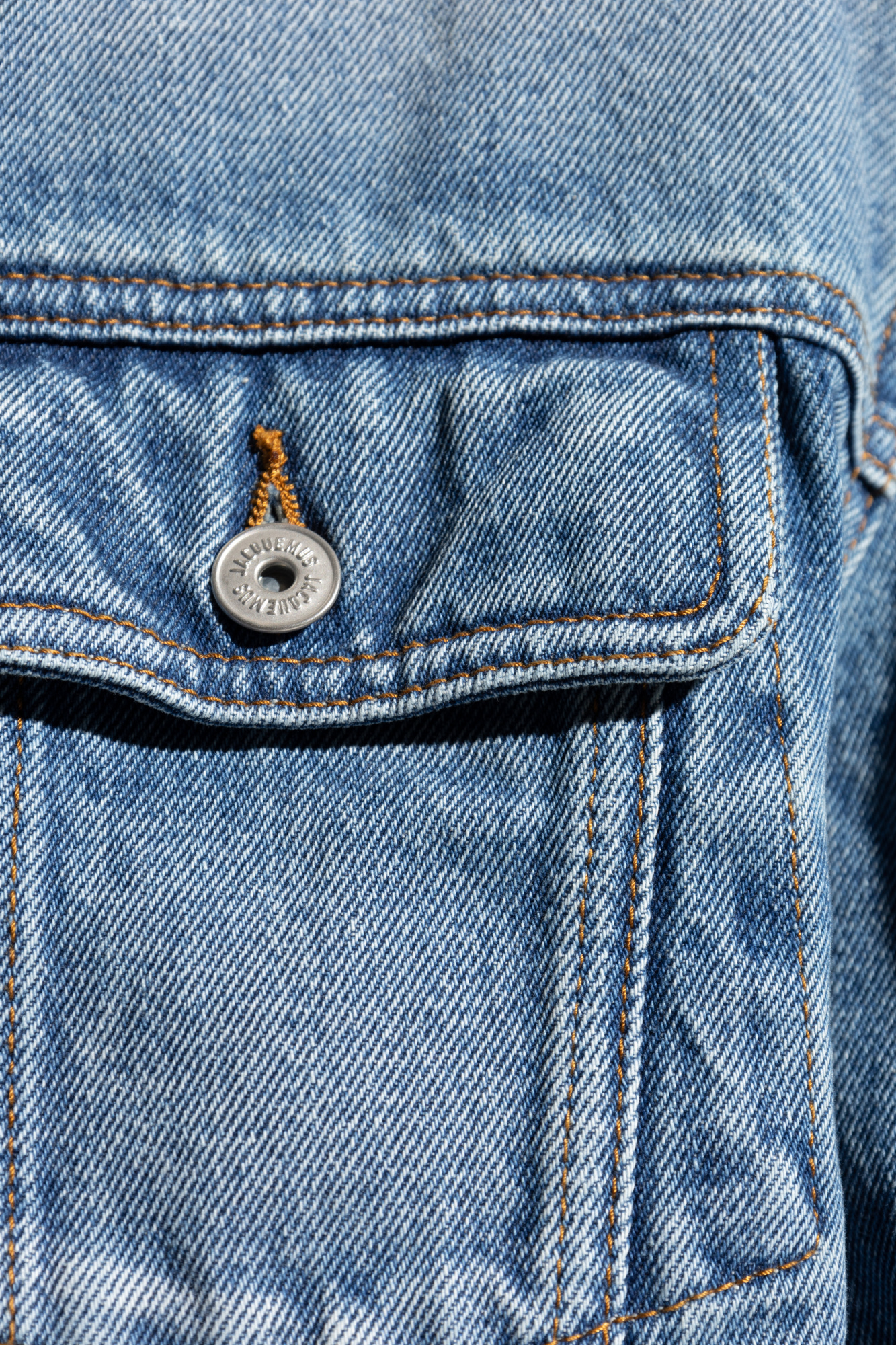 Jacquemus Vintage Light Wash Cropped Denim Jacket In Blue
