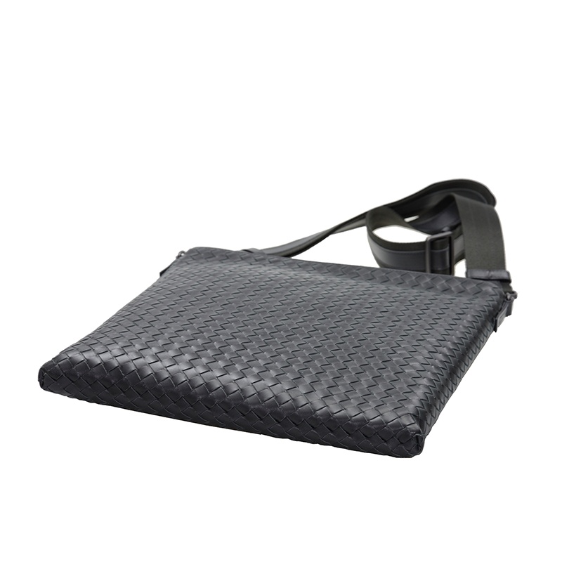 BOTTEGA VENETA ZIPPERED SHOULDER BAG