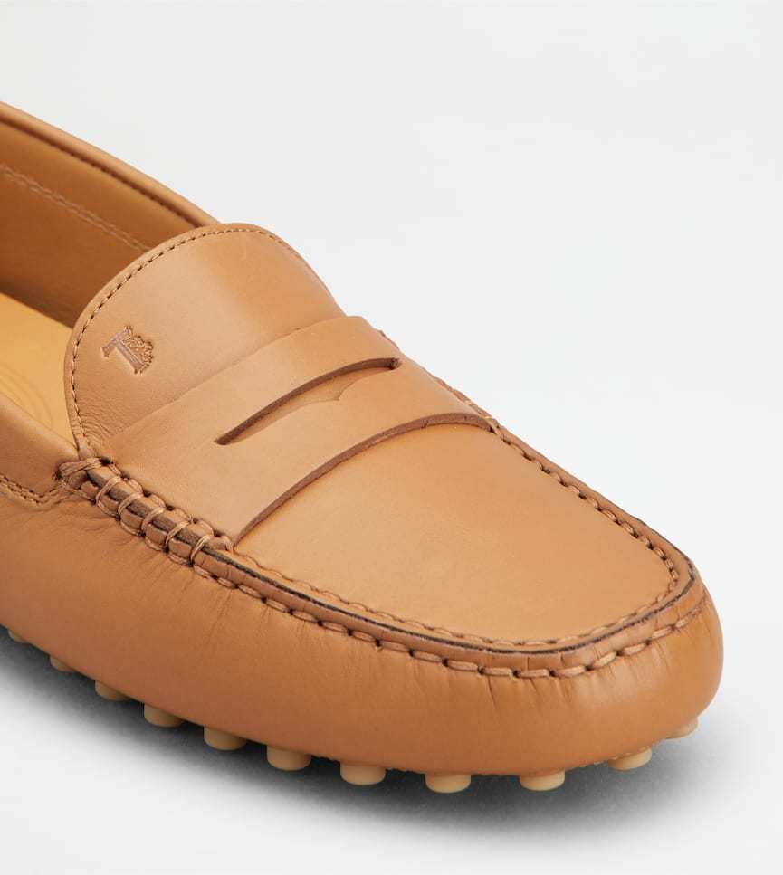 Tod's Round-head Minoccasin-bean Shoes In Brown