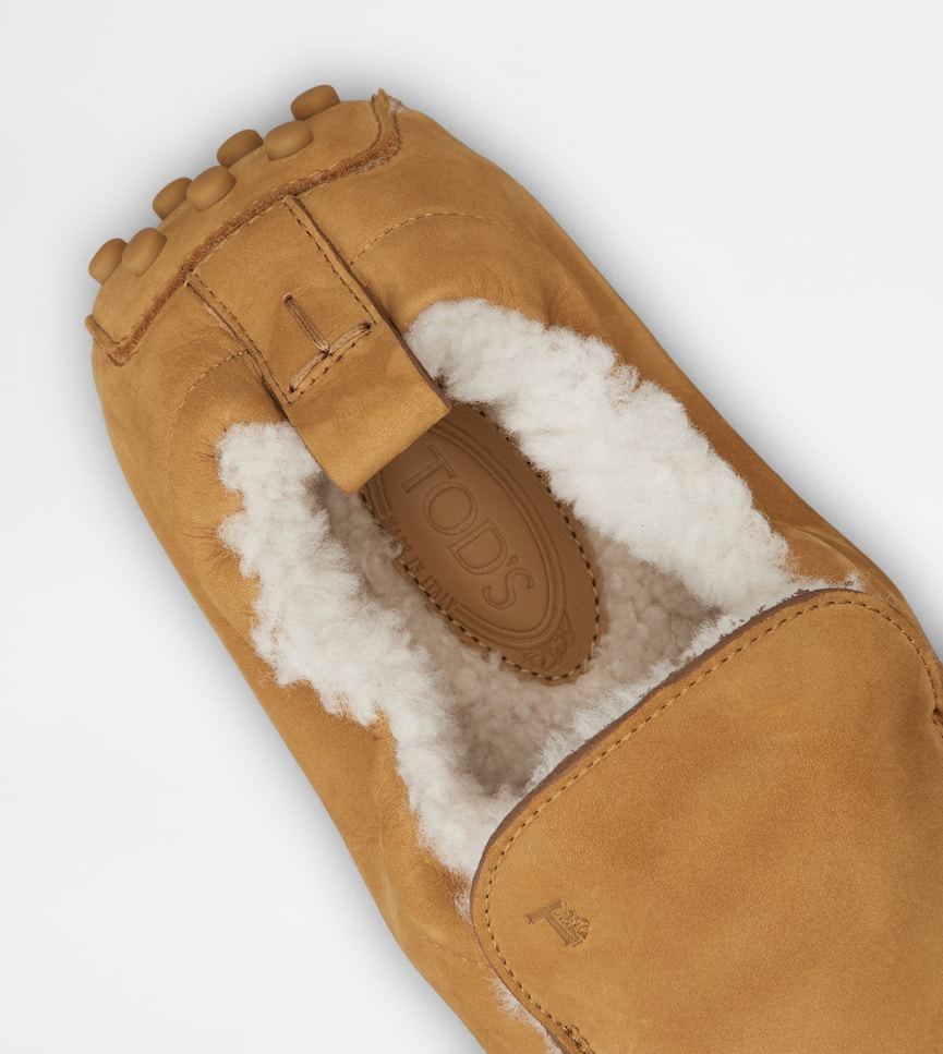 Tod's Glove Gommino Driving Shoes In Nubuck In Brown