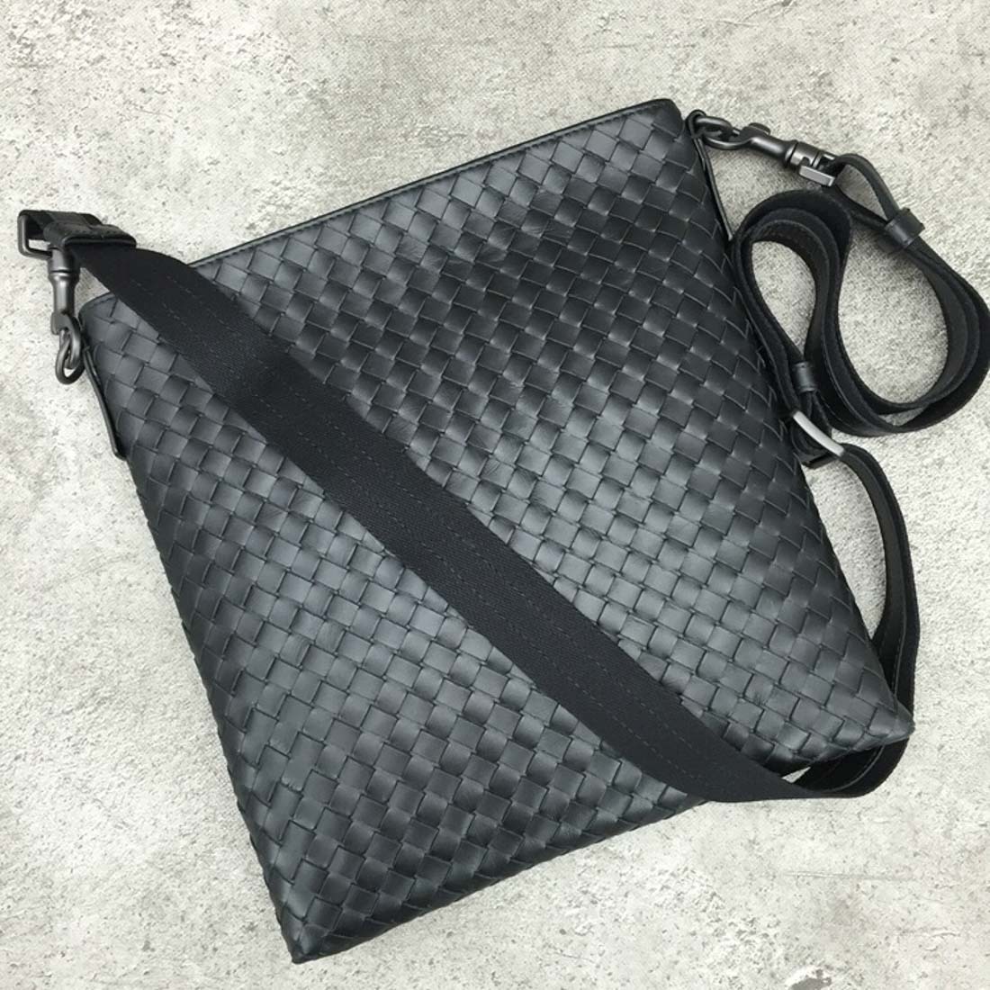 Bottega Veneta Knitted Cross-body Bag In Blue