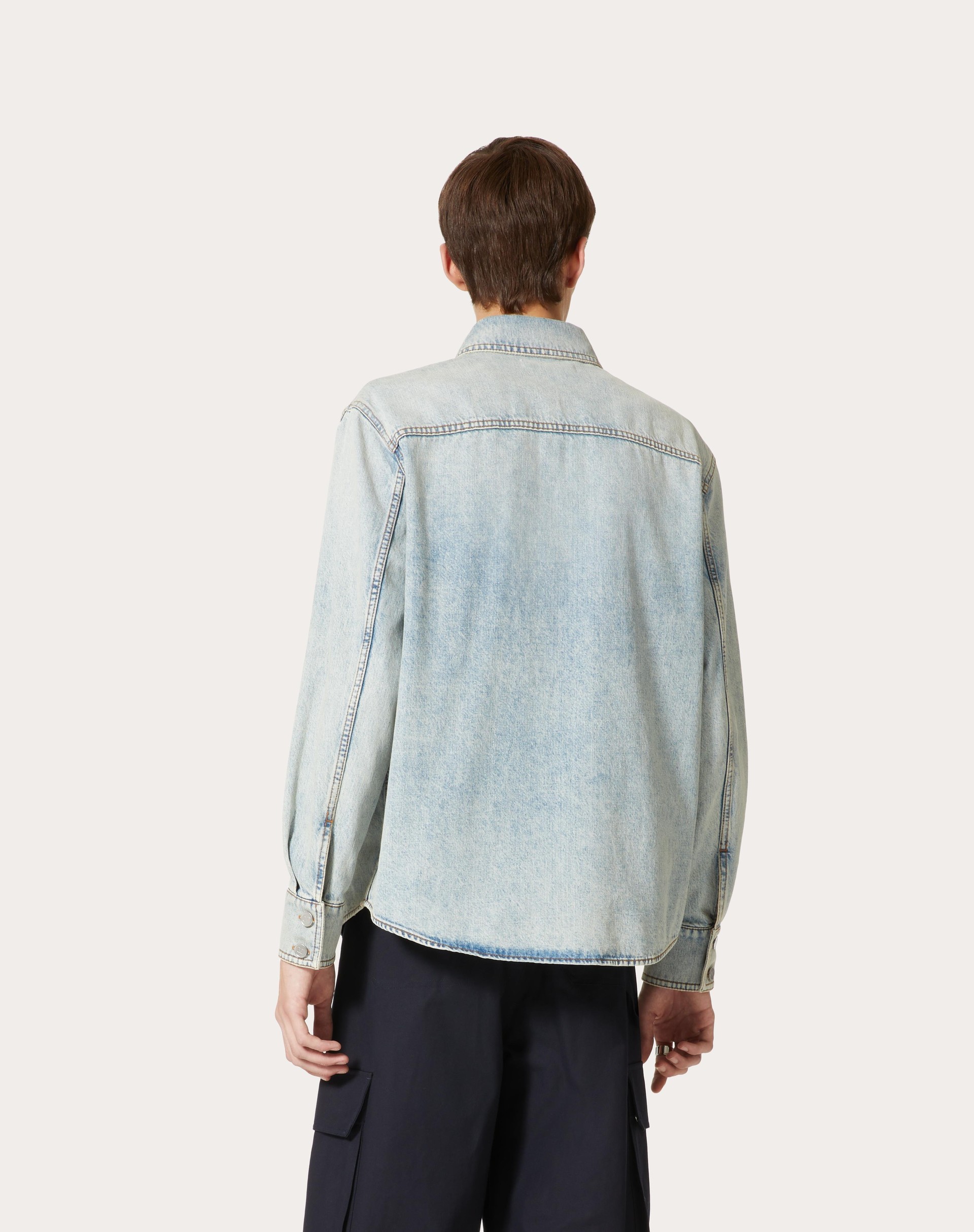 VALENTINO VALENTINO LOGO PLAQUE LONG-SLEEVED DENIM SHIRT