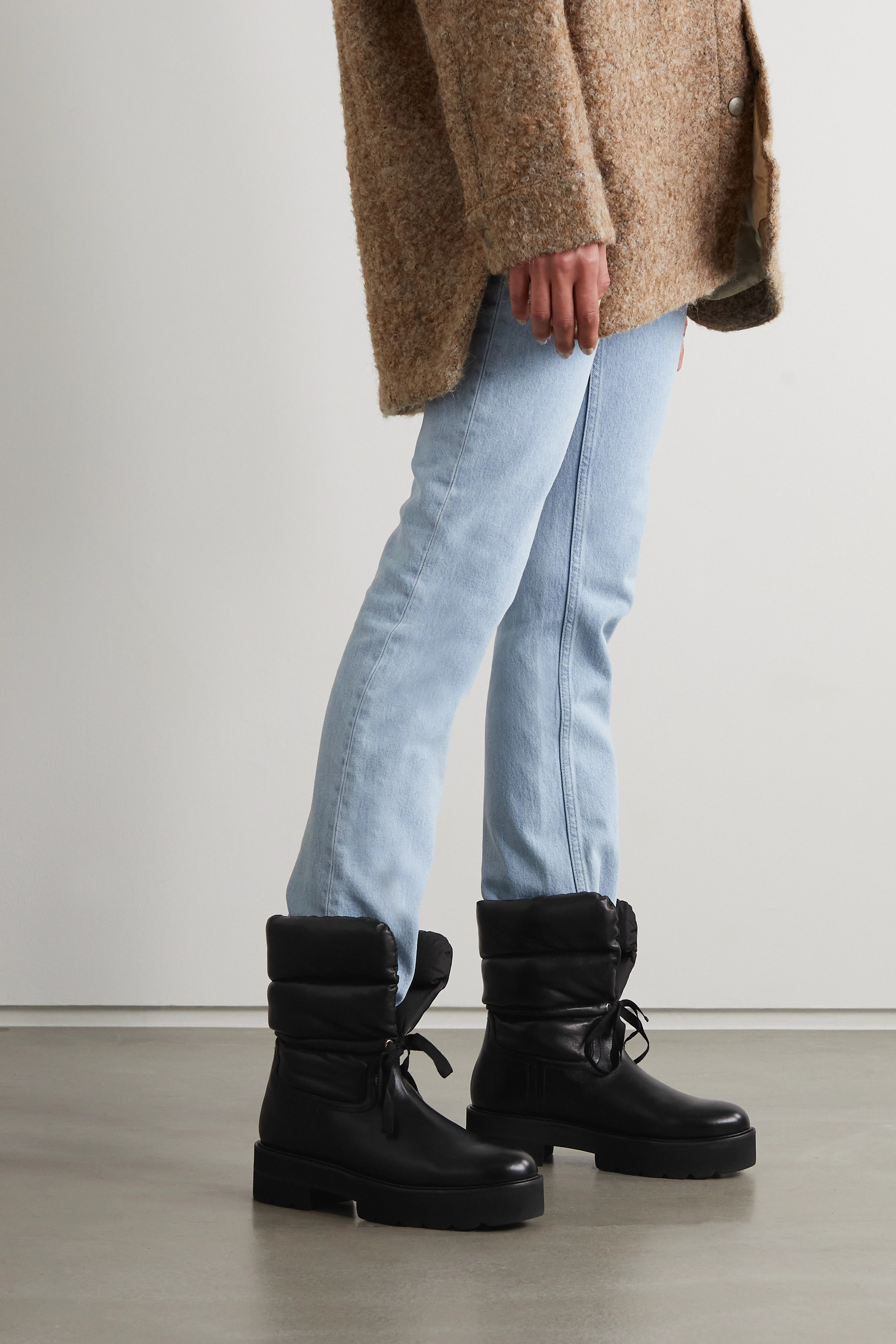 Stuart Weitzman Round-headed Boots In Black