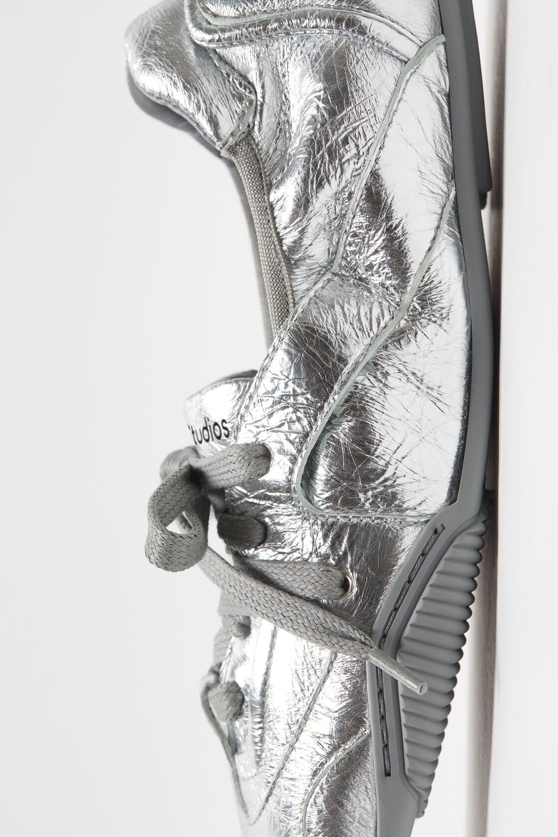 Acne Studios Ballerinas Aus Metallic-leder In Gray