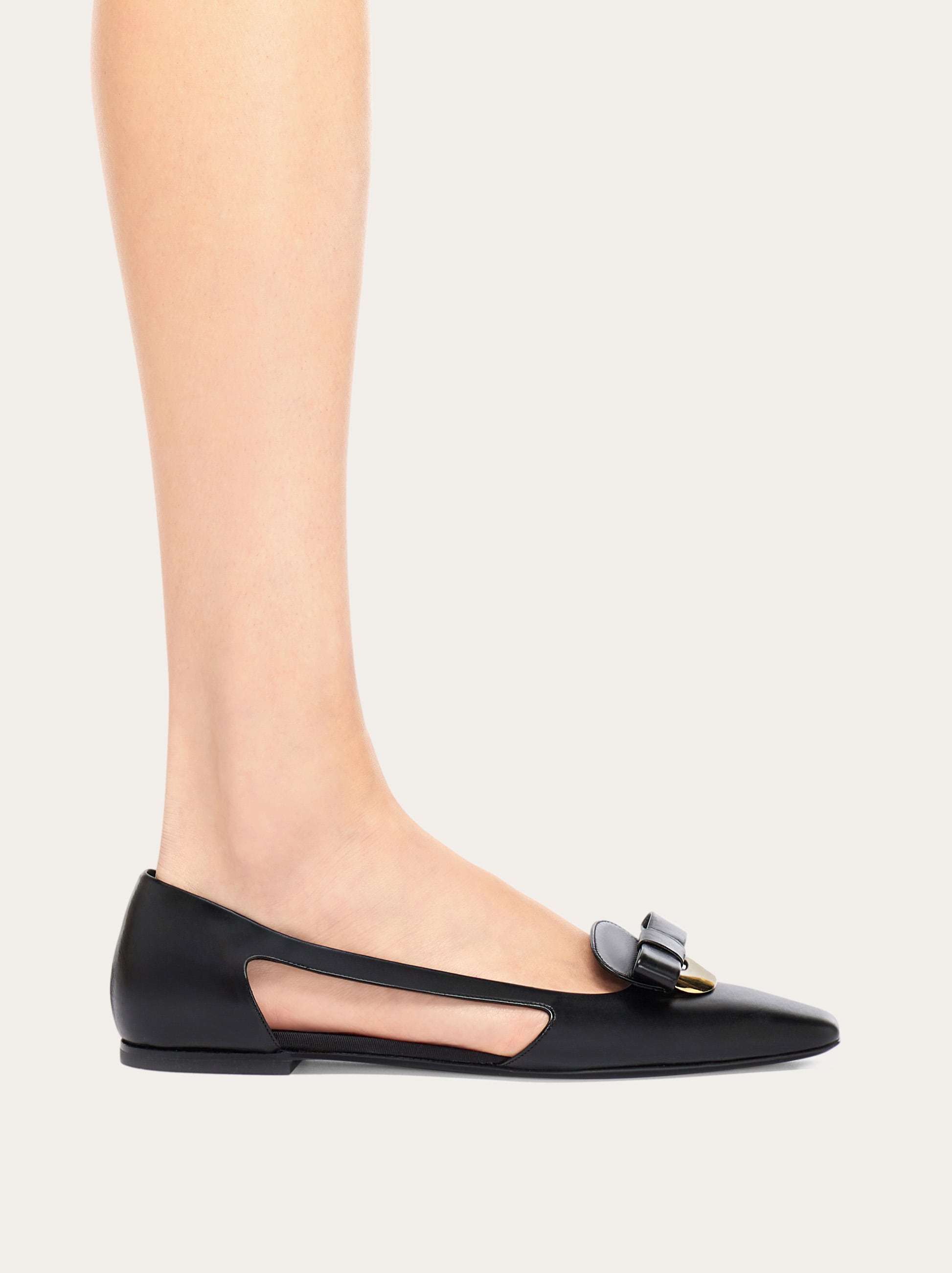 Ferragamo Logo Flat Ballet Shoes In Black