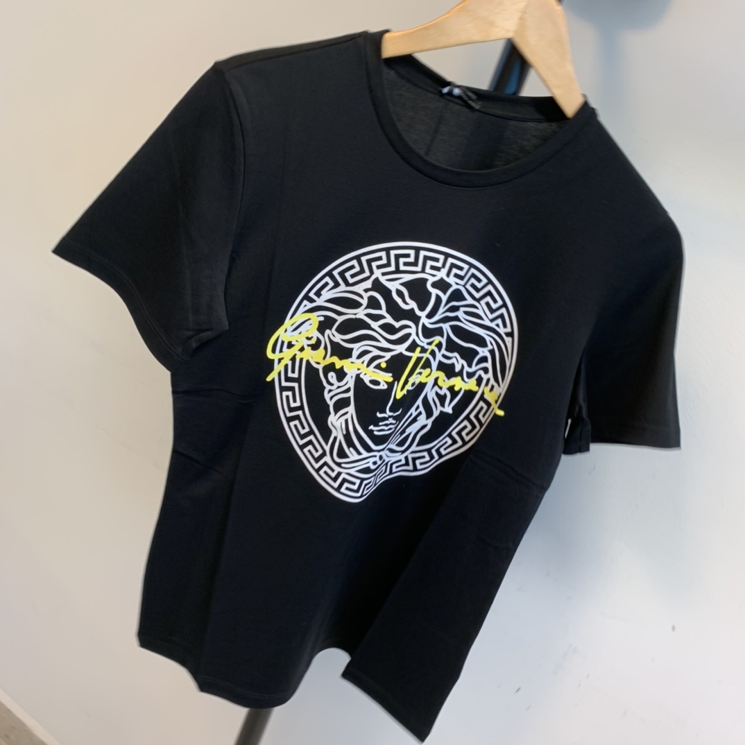 Versace Medusa Print T-shirt In Black