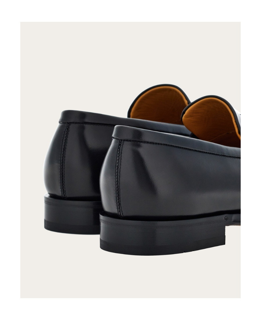 Ferragamo Salvatore Gancini Plaque Round Toe Loafers In Black