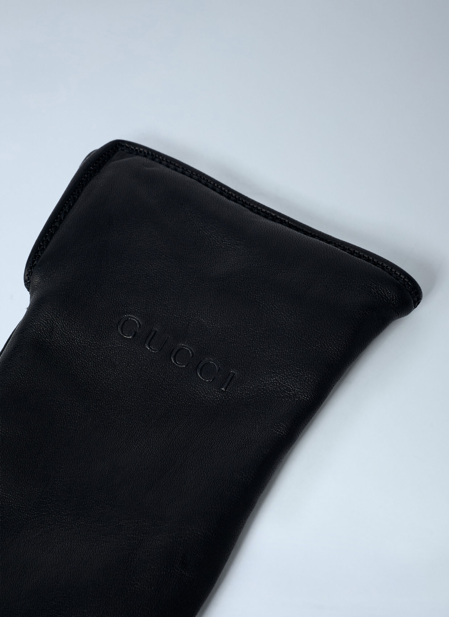 Gucci Logo Embossed Gloves In Black