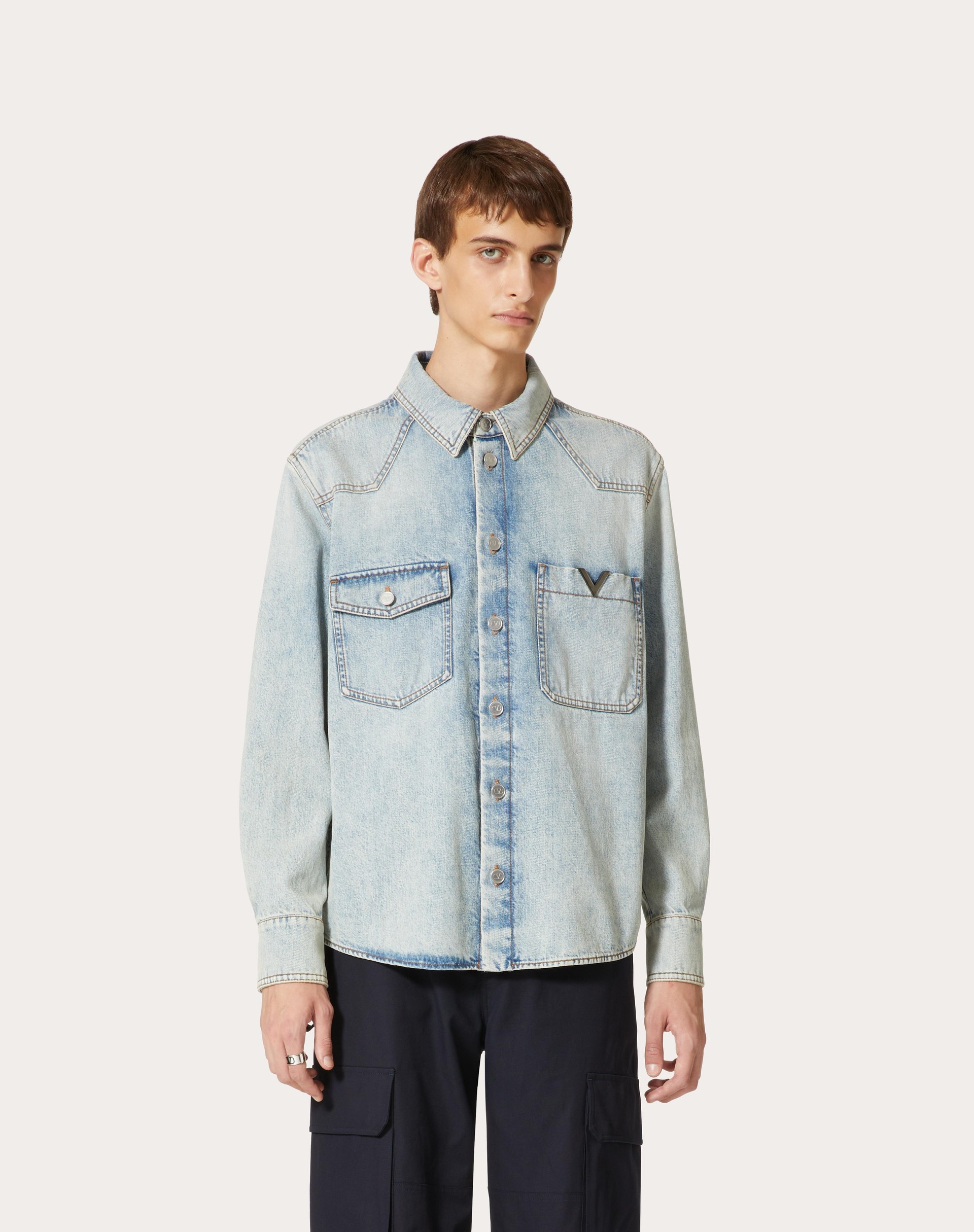 VALENTINO VALENTINO LOGO PLAQUE LONG-SLEEVED DENIM SHIRT