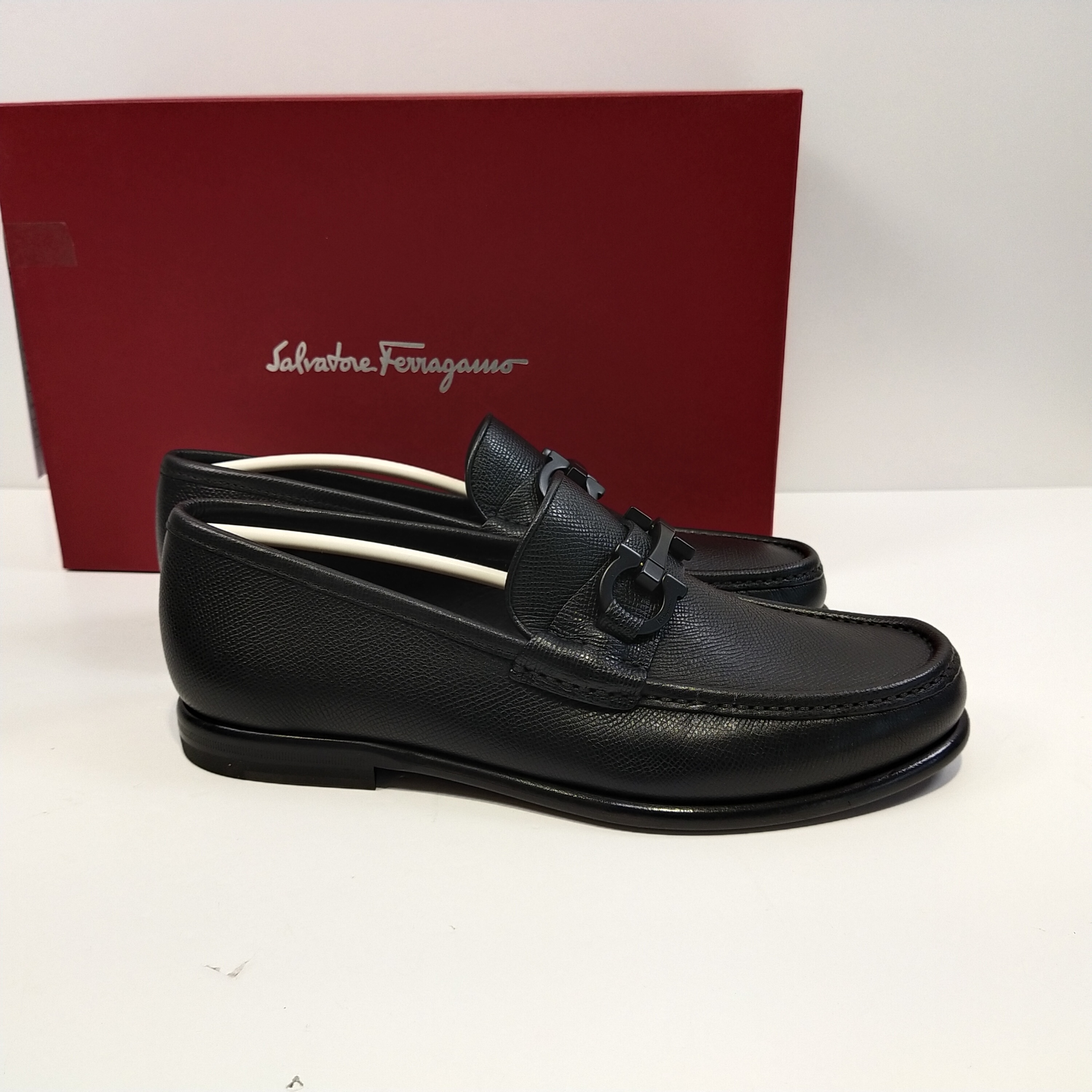 Ferragamo Gancini-buckle Loafer In Black
