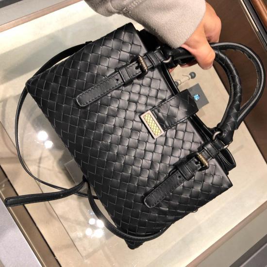 Bottega Veneta Knitted Handbag In Red