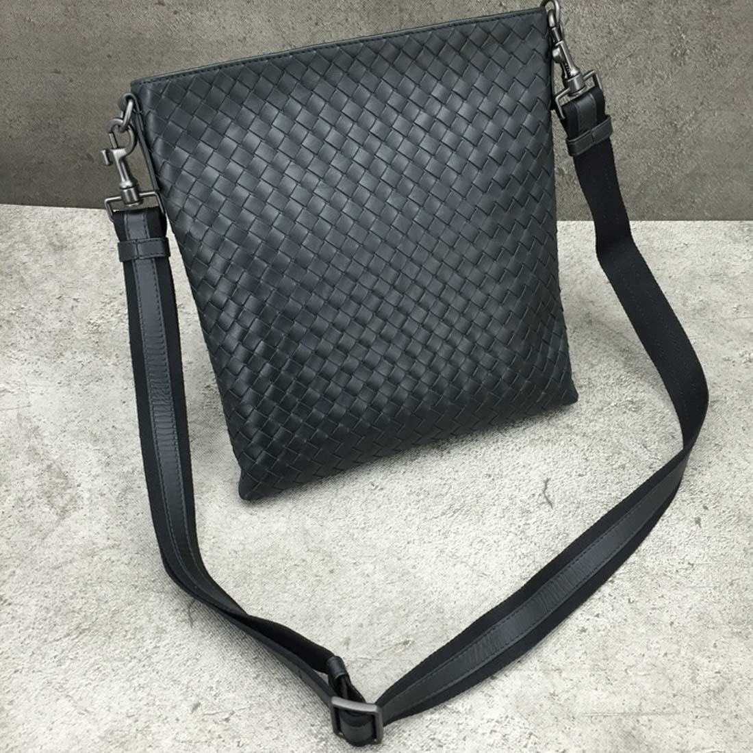 Bottega Veneta Knitted Cross-body Bag In Blue