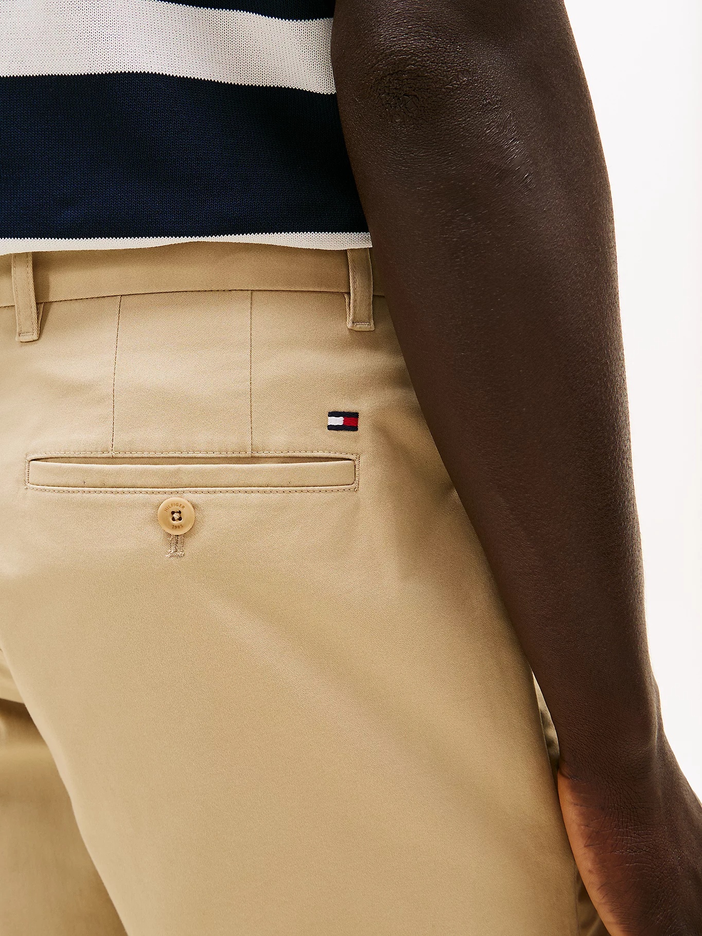 TOMMY HILFIGER BROOKLYN 1985 SLIM CHINO SHORTS