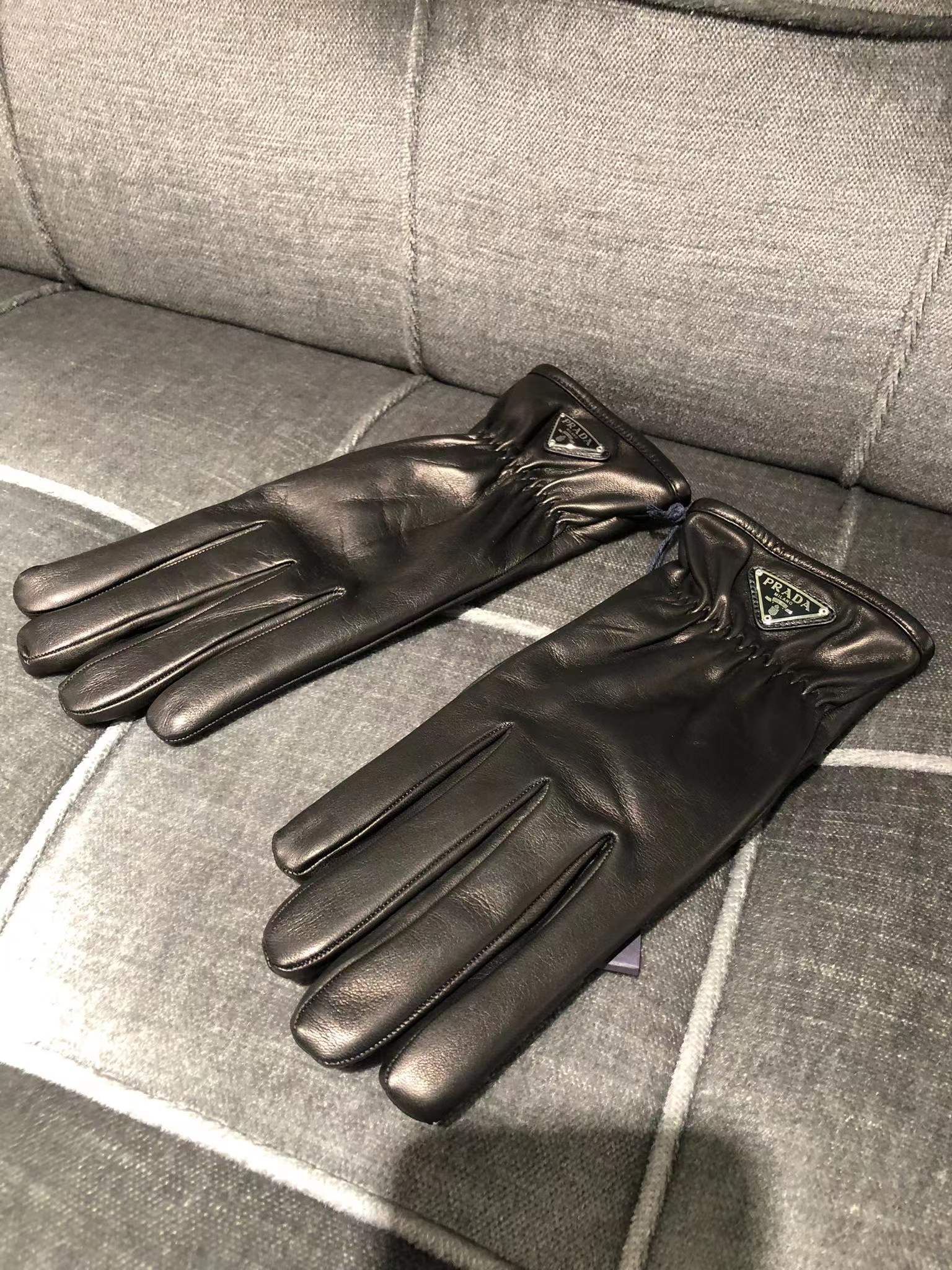 Prada Triangle-logo Pull-on Gloves In Black