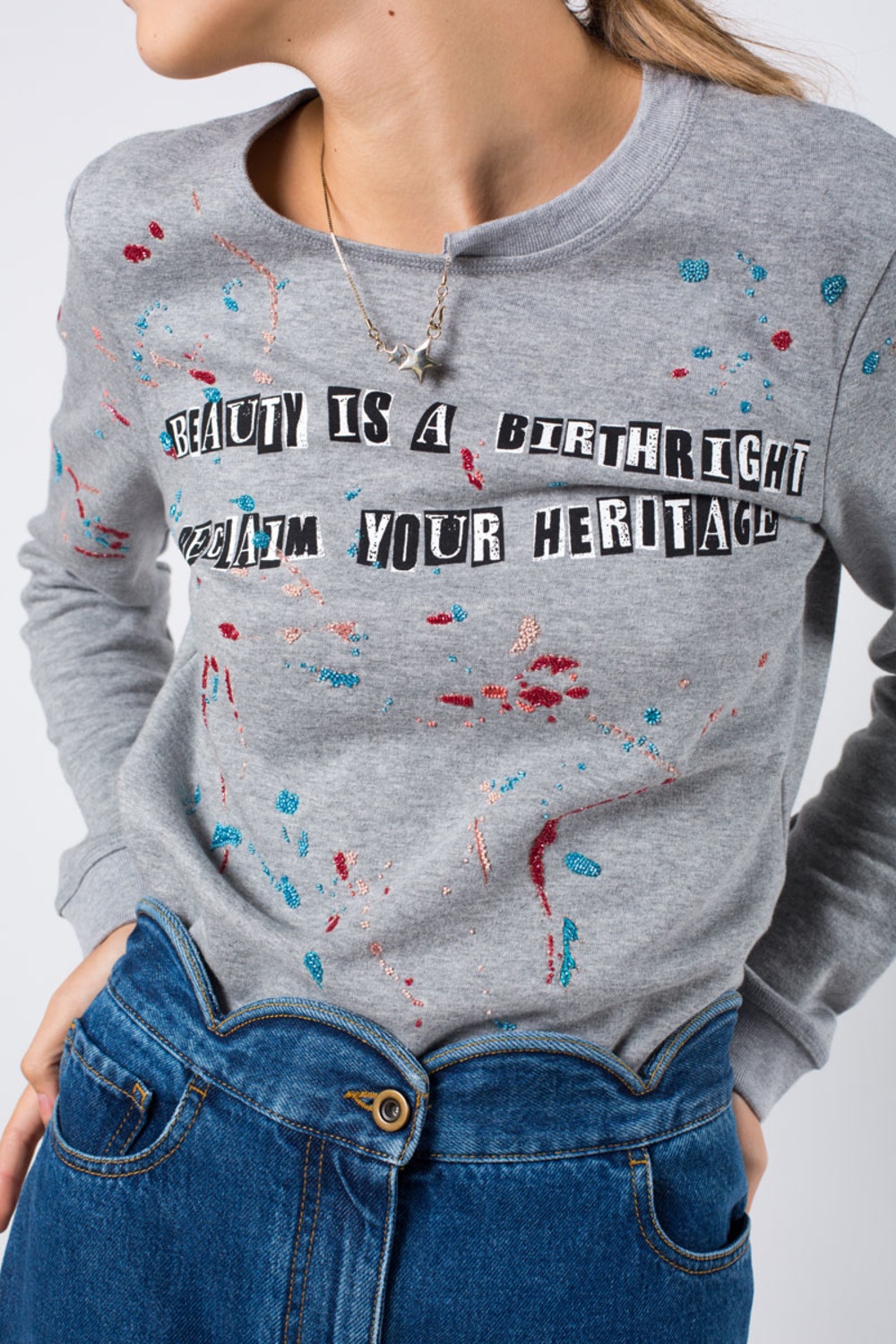 Valentino Bag Collar Slogan Printed Sweater In Gray