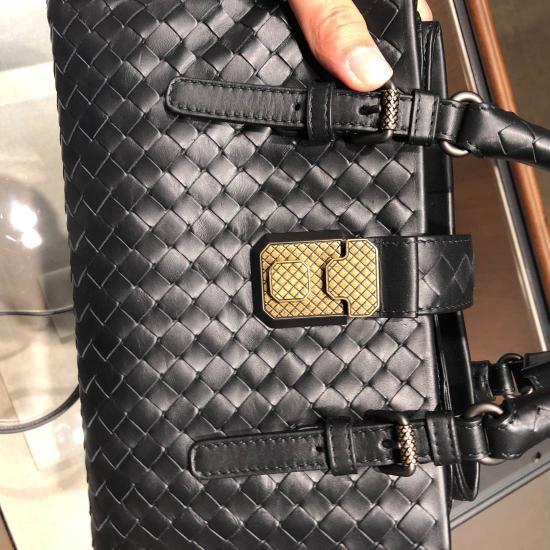 Bottega Veneta Knitted Handbag In Red