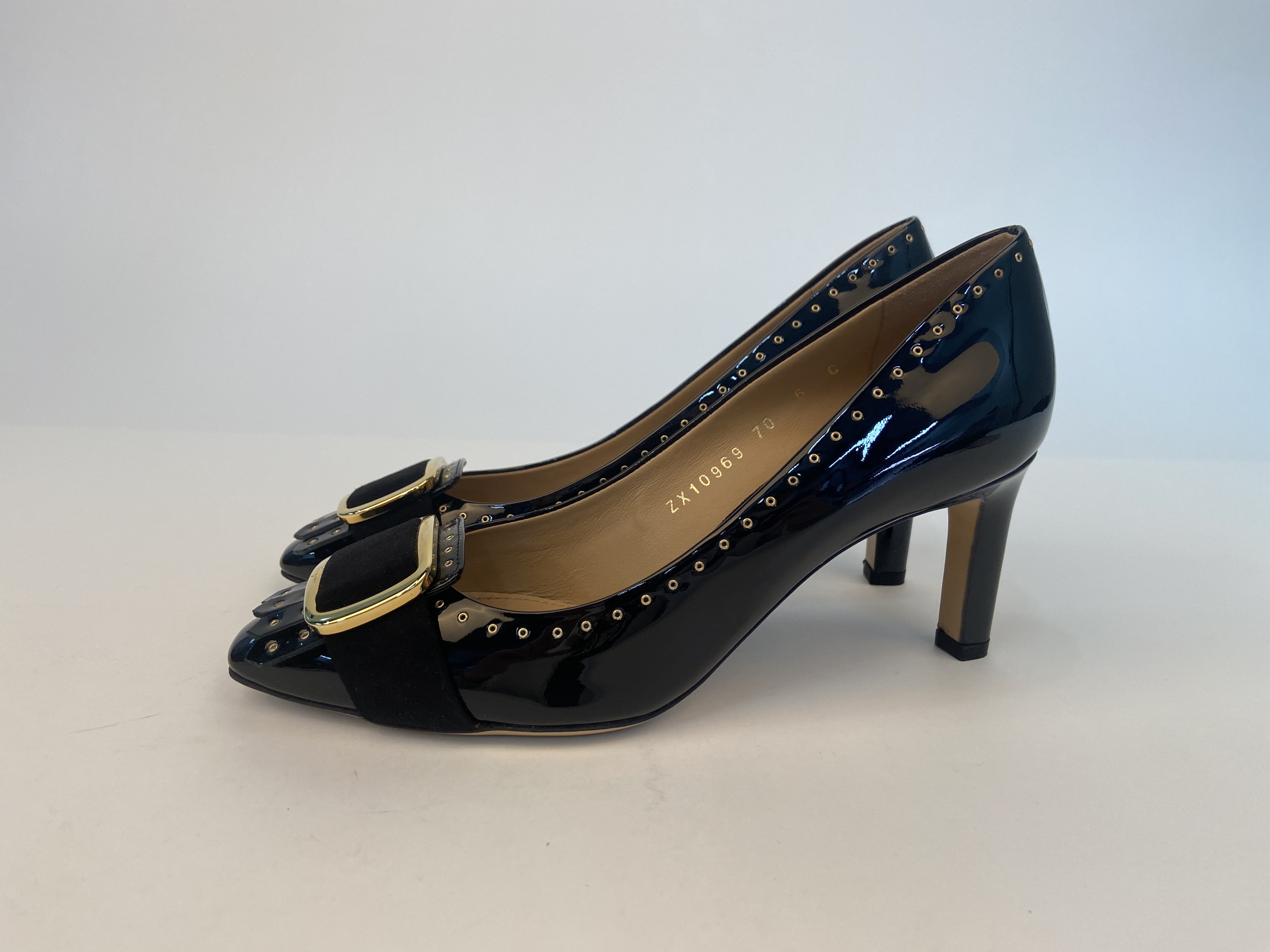 Ferragamo Logo High Heels In Black