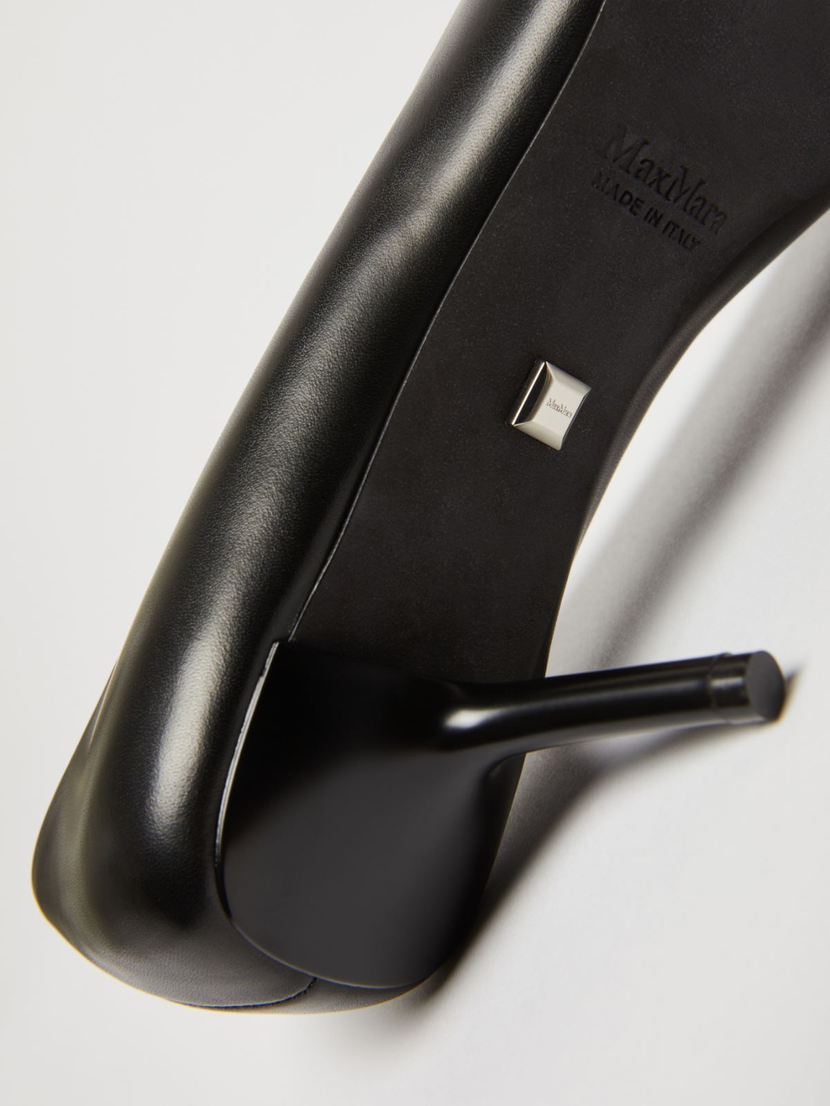 Max Mara Pointed High Heels In Black