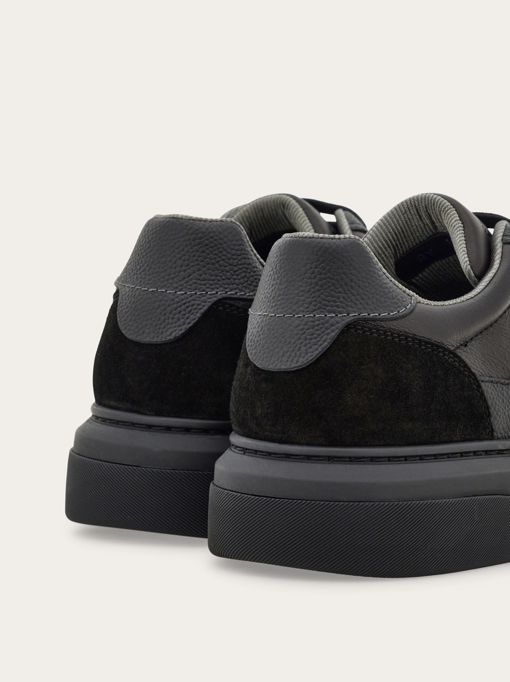 Ferragamo Cassina Gancio Low Top Sneaker In Black