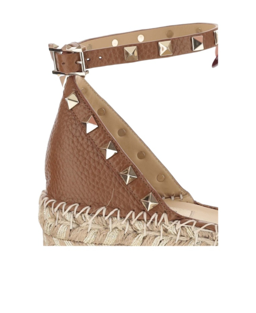 Valentino Garavani Rockstud 55 Grainy Leather Platform Sandal In Tan