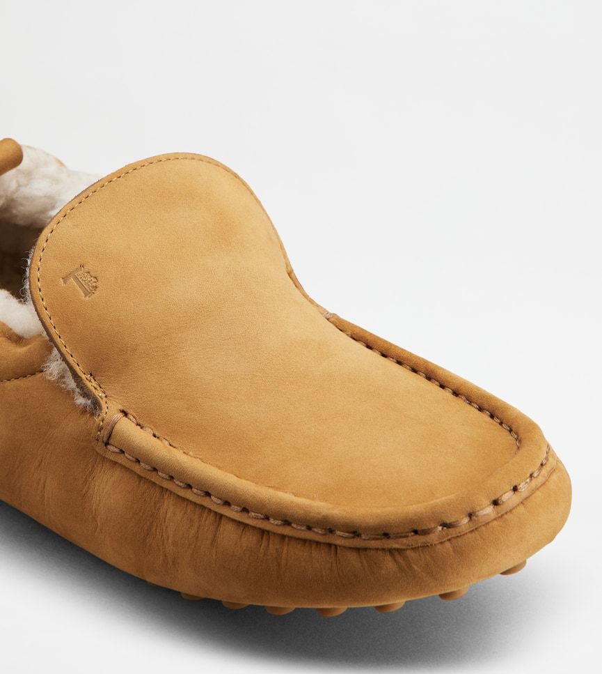 Tod's Glove Gommino Driving Shoes In Nubuck In Brown