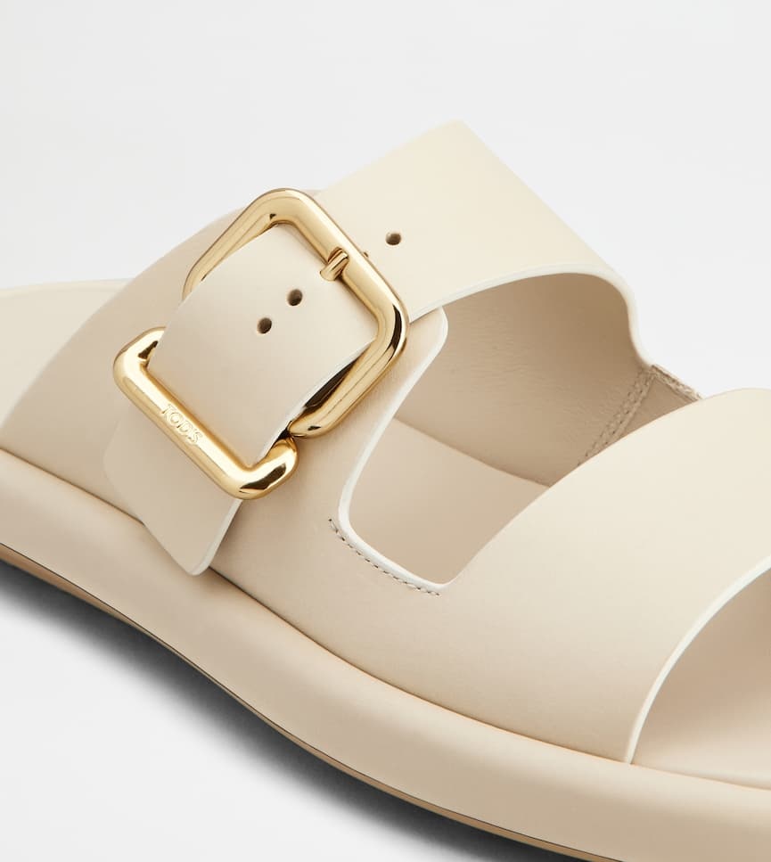 Tod's Wide Strap Buckle Leather Sandals In Nude