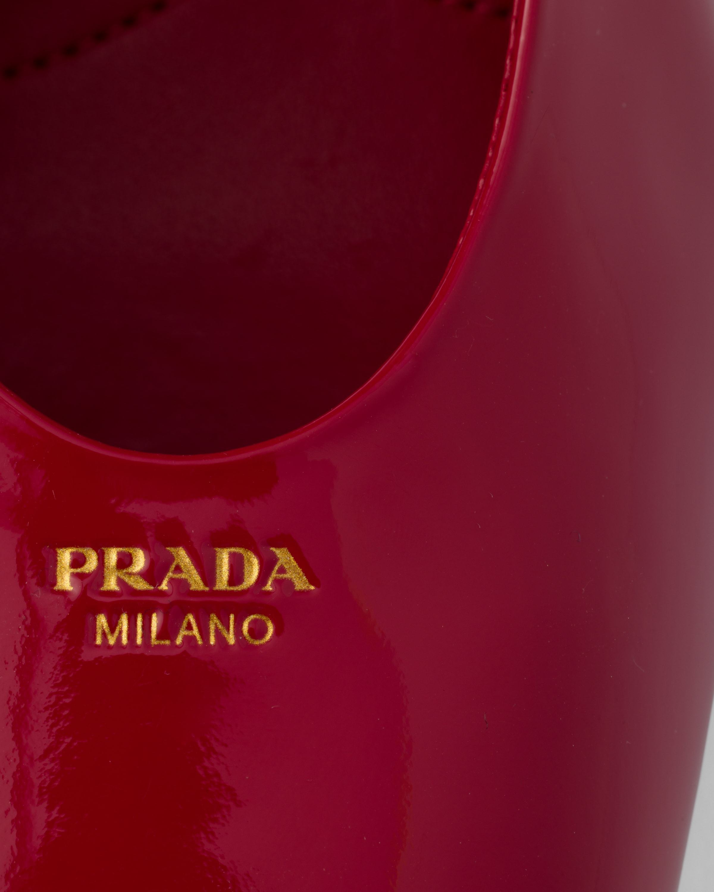Prada Slingback-pumps Aus Lackleder In Cherry Red