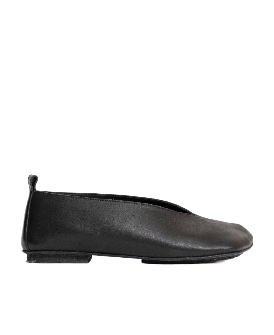 Shop Uma Wang Asymmetric-toe Leather Ballerinas In Black