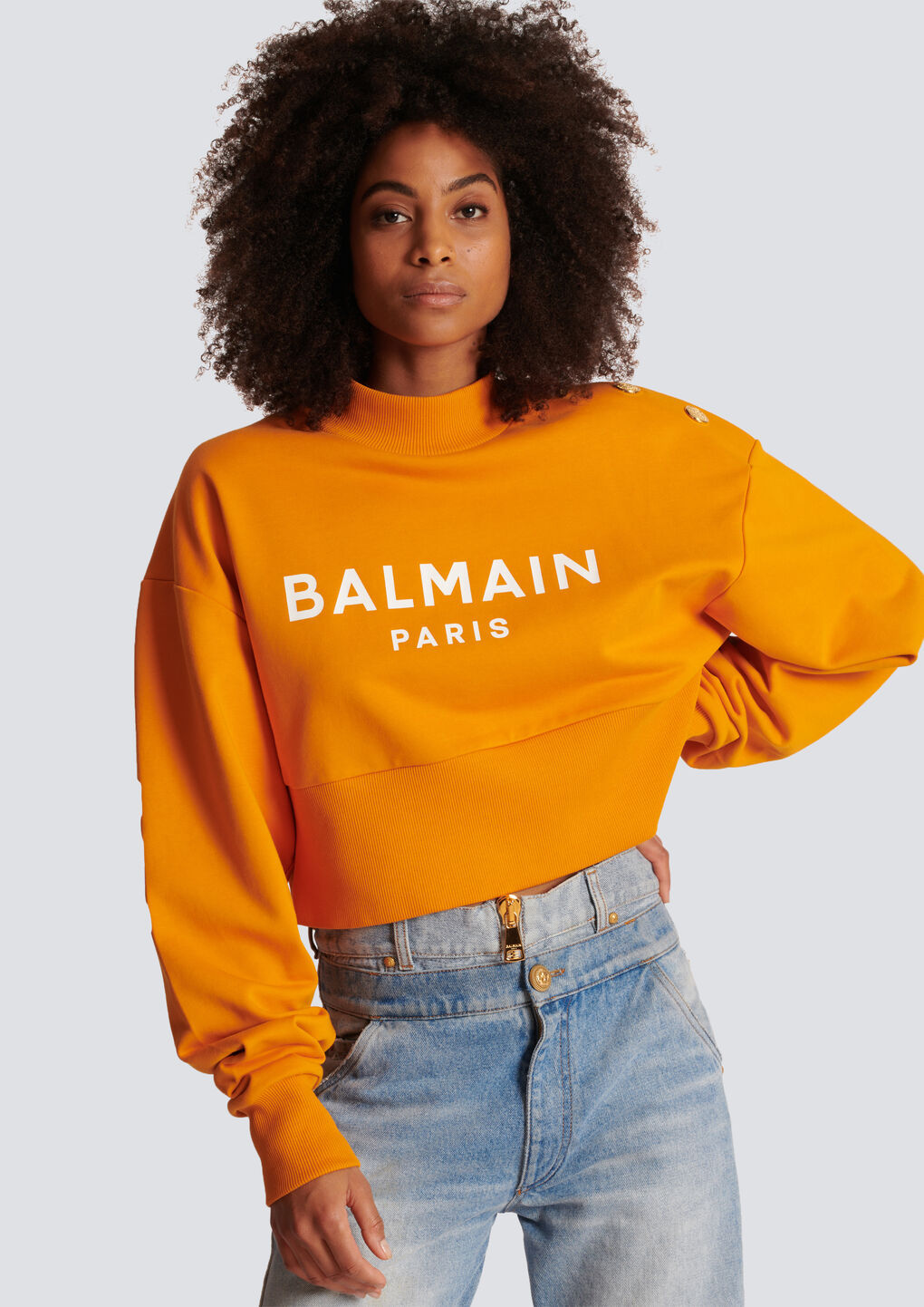 BALMAIN ECO-RESPONSIBLE COTTON CROPPED SWEATSHIRT WITH BALMAIN LOGO PRINT