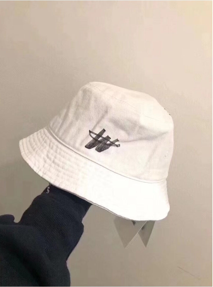 We11 Done Logo Printed Bucket Hat In White