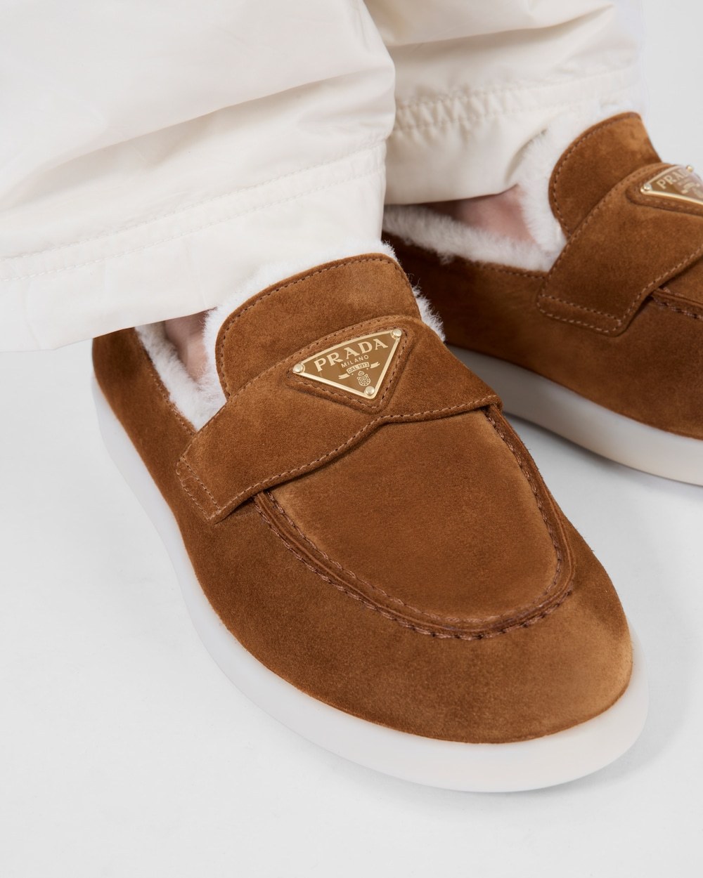 Prada Loafer Aus Wildleder Und Lammfell In Brown
