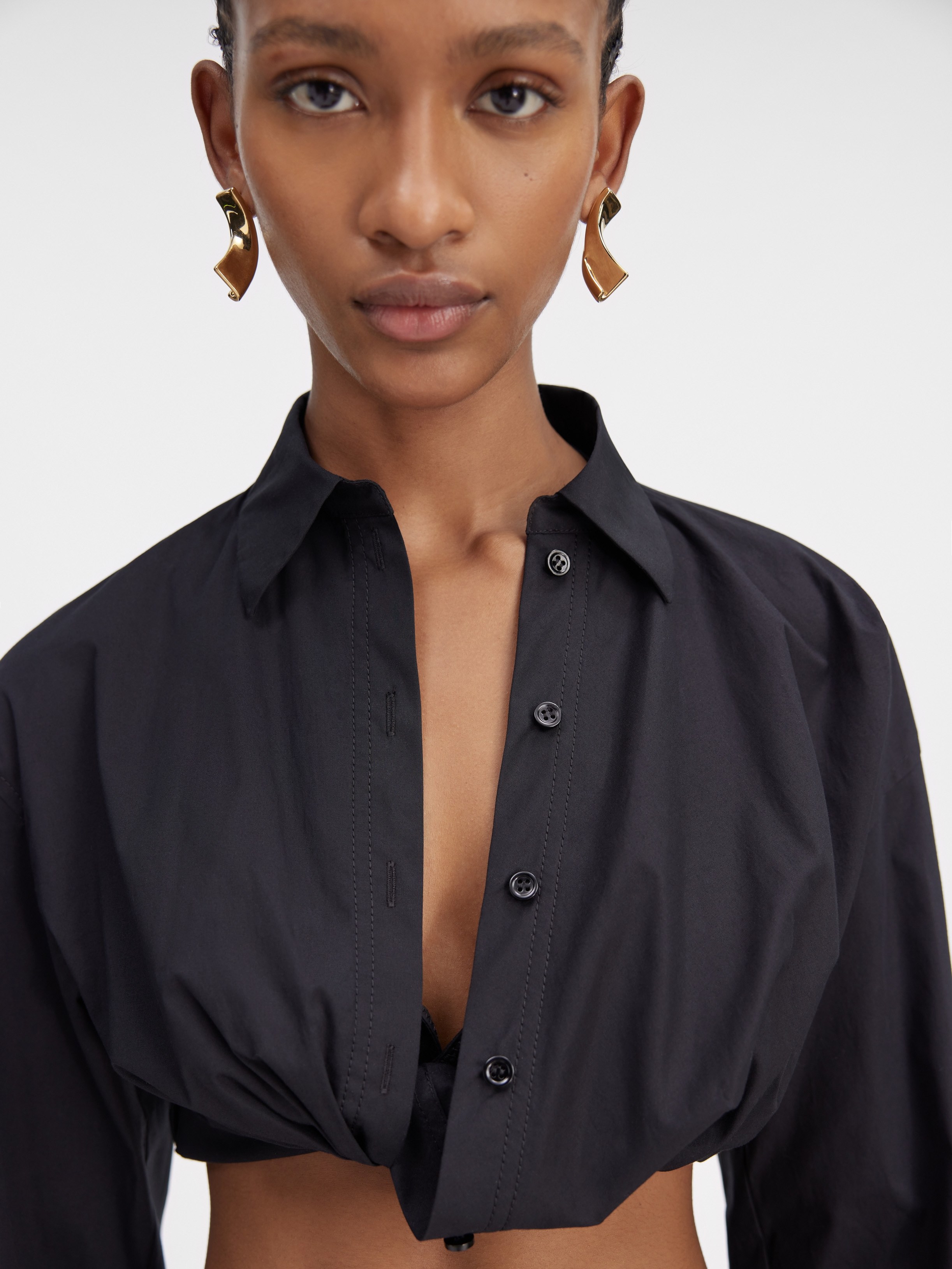 Jacquemus Black Textured Cotton Stretch Shirt With Drop Shoulder And Elasticated Hem In Black