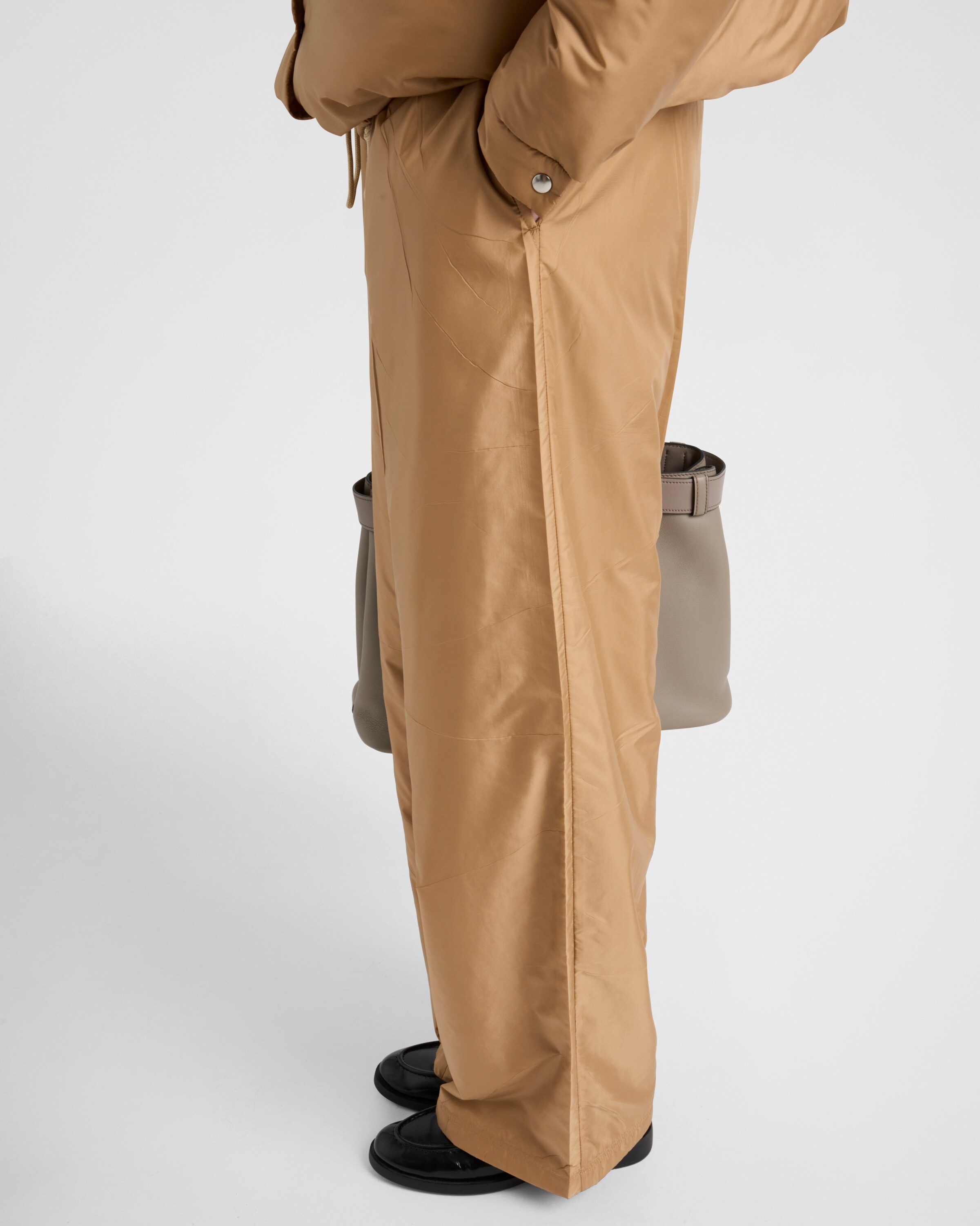 Prada Hose Aus Leichtem Re-nylon In Brown
