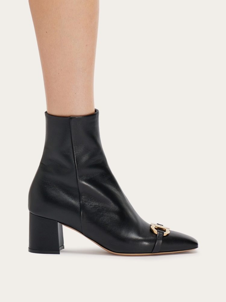 Ferragamo Logo Boots In Black