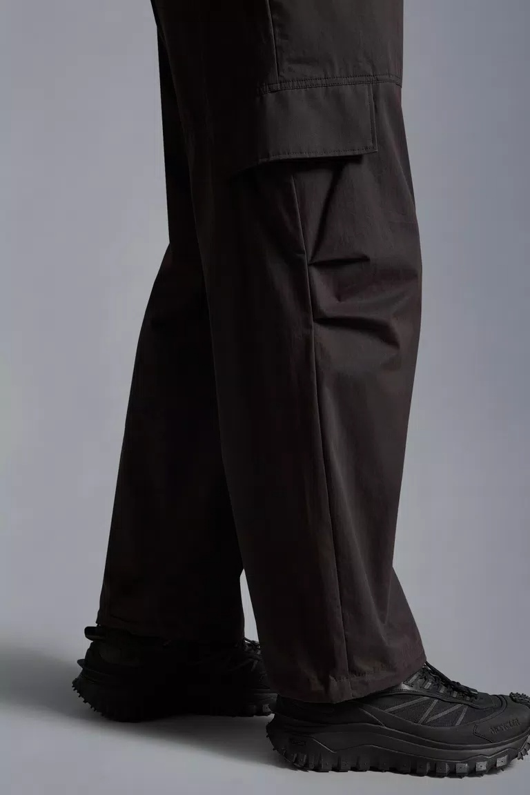 Moncler Logo-patch Cotton Cargo Trousers In Black