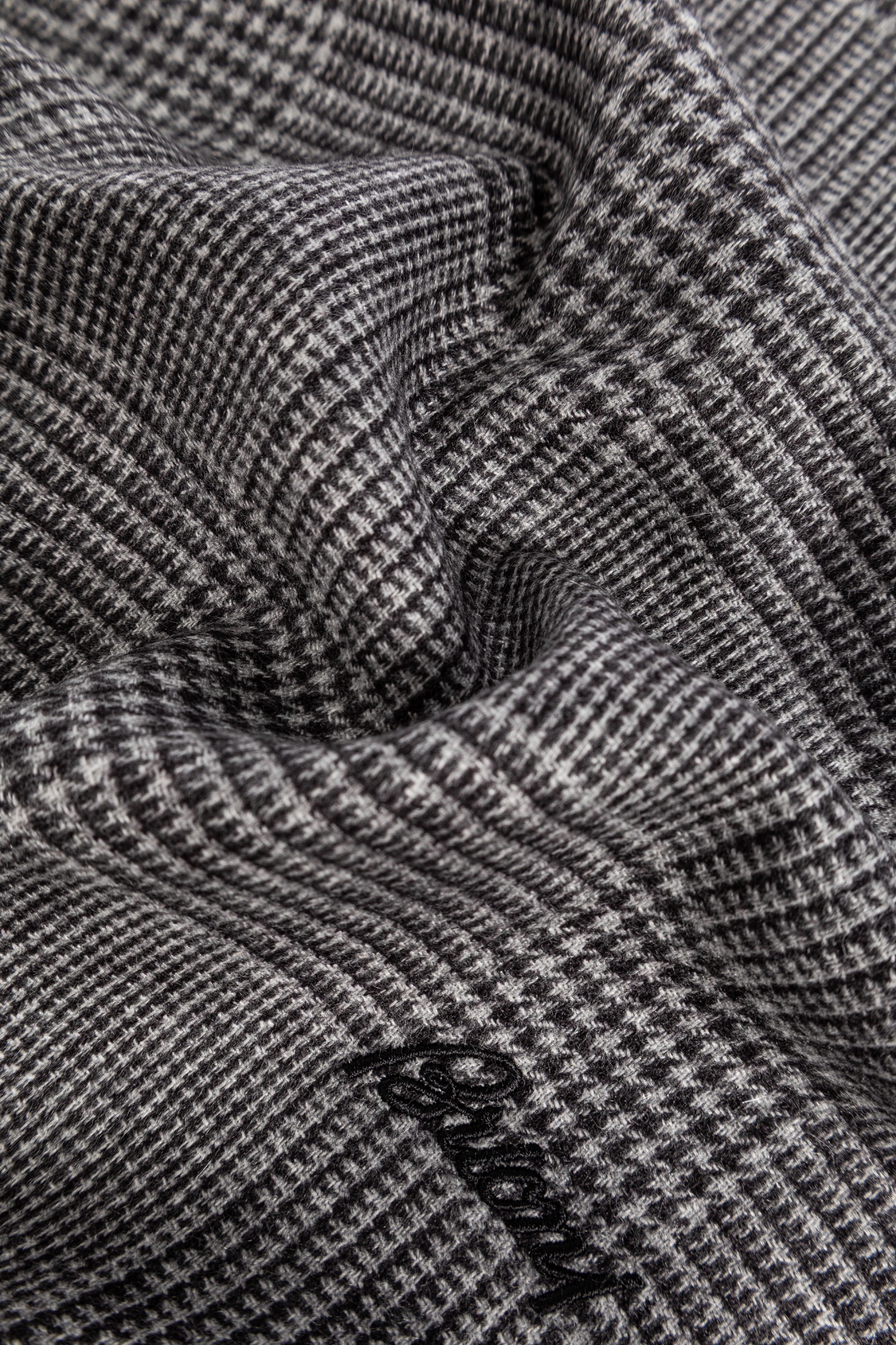 Brioni Houndstooth-pattern Fringed Scarf In Black