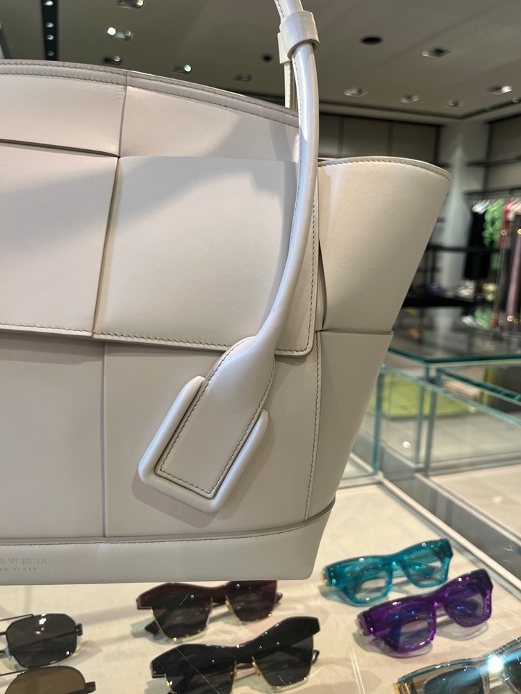 Bottega Veneta Medium Arco Shoulder Bag In Gray